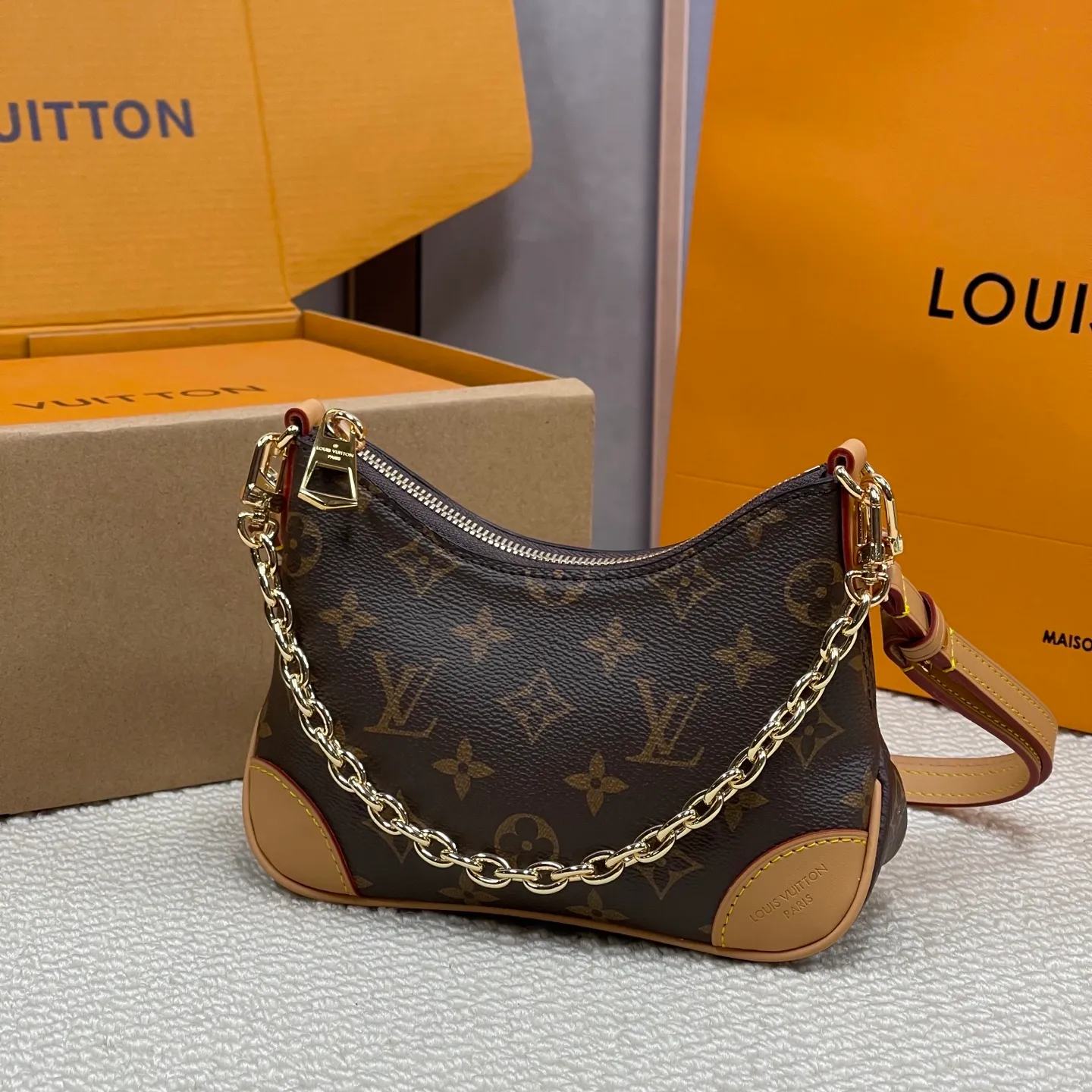 [Upgraded version] P480💰Upgraded version ·High quality·Steel version·With complete packaging💖New horns·BBM45800❣️Boulogne handbag is made of classic Monogram canvas, equipped with double zippers and a spacious inner patch pocket that can accommodate iPhone 12 Pro mobile phone. The shoulder strap allows for long or short shoulder and cross-body wear options, and can be removed to transform into a small chain bag or clutch. 19*14*7.5
