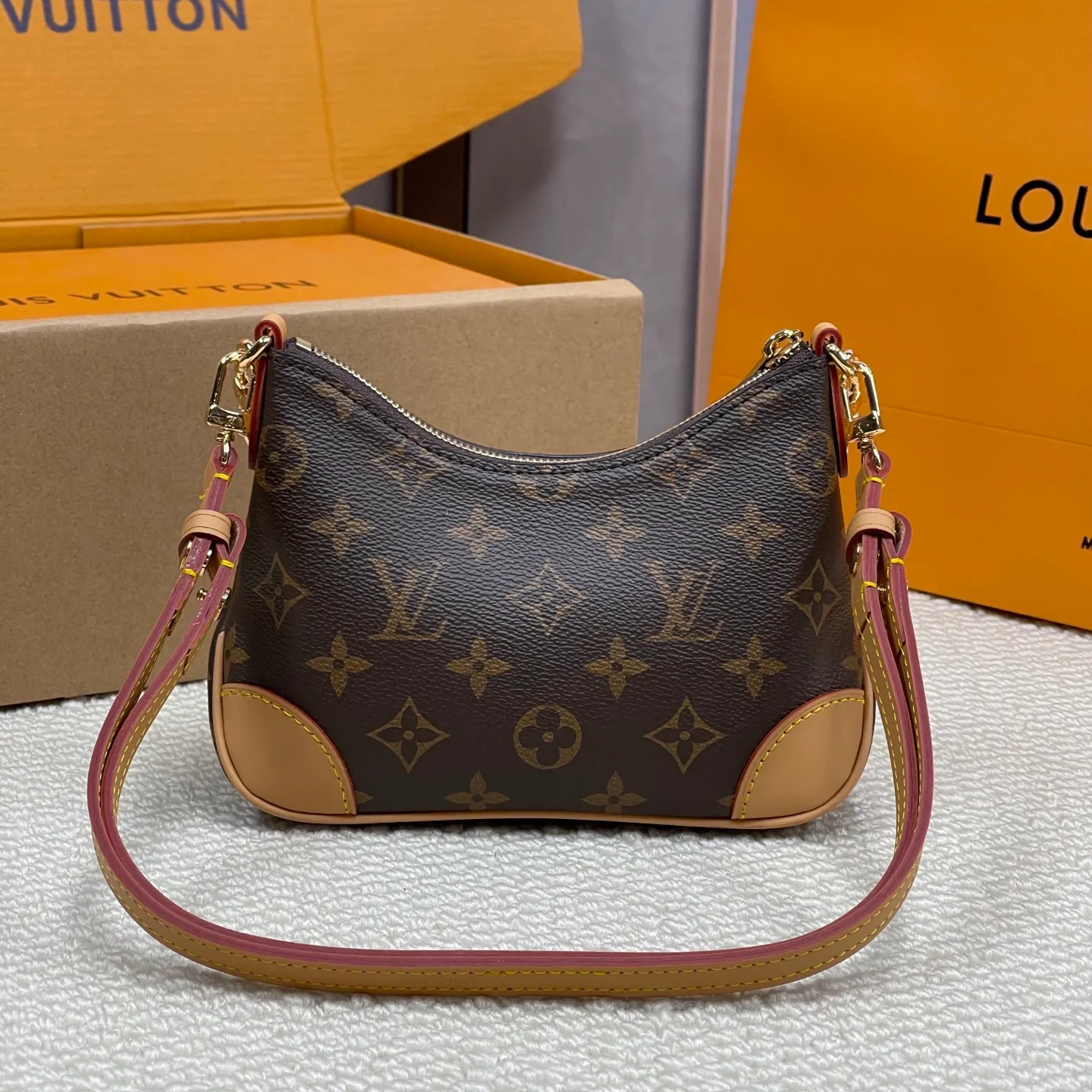 [Upgraded version] P480💰Upgraded version ·High quality·Steel version·With complete packaging💖New horns·BBM45800❣️Boulogne handbag is made of classic Monogram canvas, equipped with double zippers and a spacious inner patch pocket that can accommodate iPhone 12 Pro mobile phone. The shoulder strap allows for long or short shoulder and cross-body wear options, and can be removed to transform into a small chain bag or clutch. 19*14*7.5