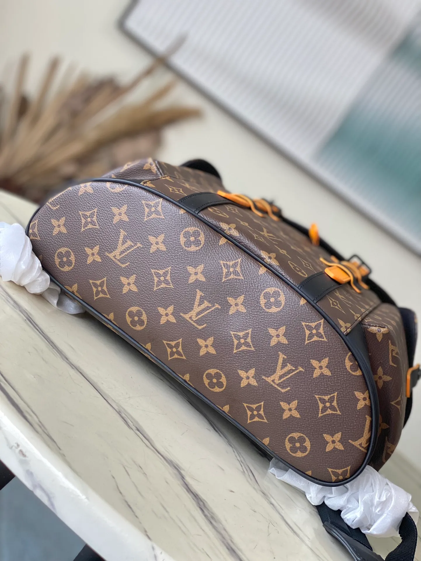 💰1100 Top original M46686 yellow leather Christopher medium backpack with Monogram canvas interprets the rugged and simple spirit of a hiking bag. Its unique style is suitable for both work and entertainment, highlighting a high-quality lifestyle. size：38x44x21cm