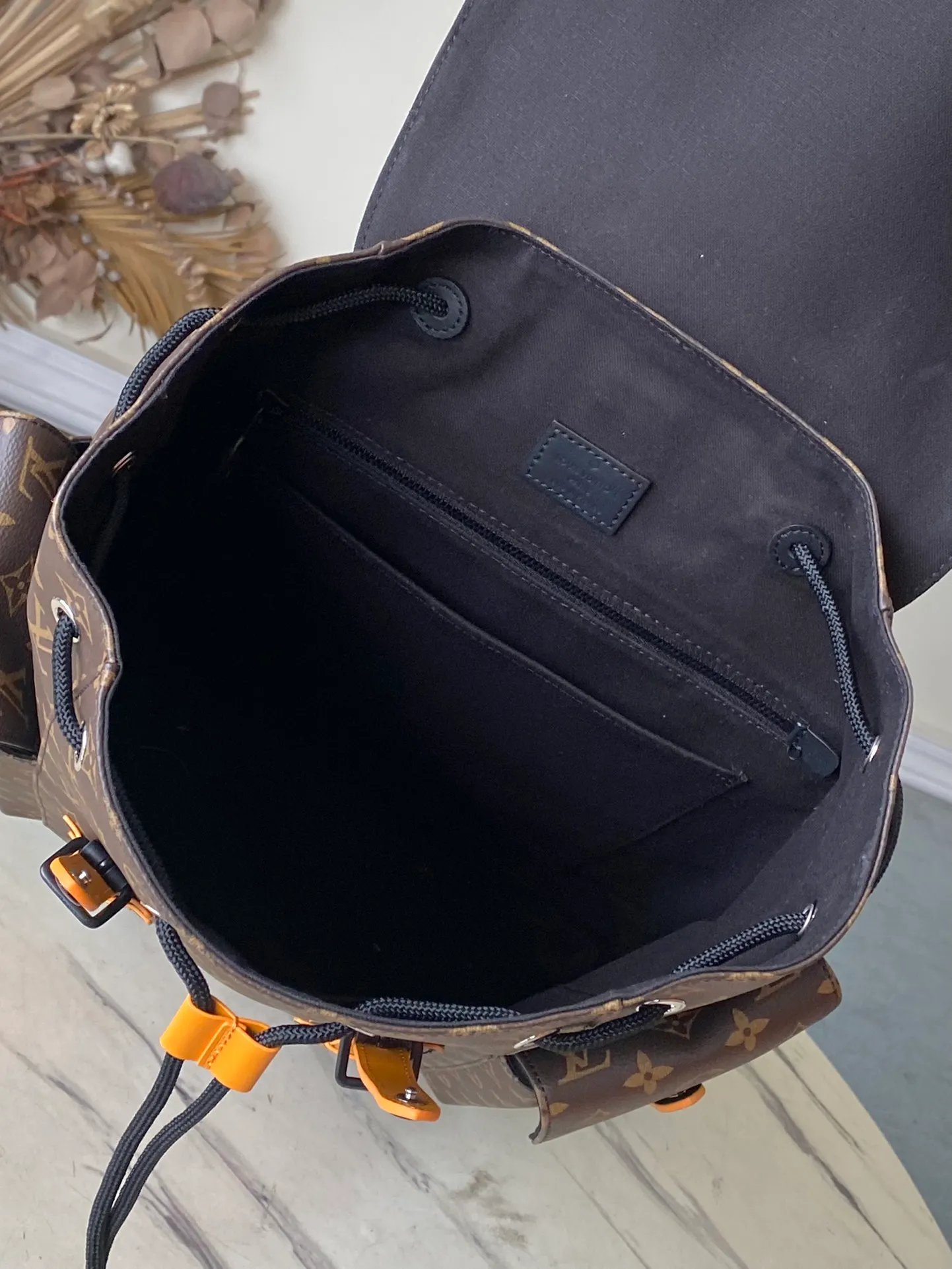 💰1100 Top original M46686 yellow leather Christopher medium backpack with Monogram canvas interprets the rugged and simple spirit of a hiking bag. Its unique style is suitable for both work and entertainment, highlighting a high-quality lifestyle. size：38x44x21cm