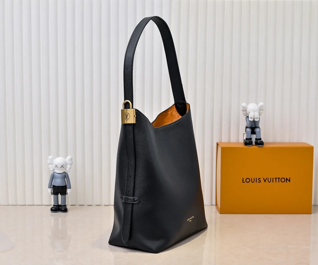 💰Large 150. Small 280💰Upgraded original (imitation original) M24988 M24974 M24856 M25022 M25352 M25353 M25354 This Low Key Hobo handbag is made of smooth cow leather with suede cow leather lining. It can accommodate short wallets, large smartphones, keys and other small items. The shoulder strap is adjustable with a padlock buckle, and a removable Monogram canvas zippered interior pocket keeps it organized. Dimensions: Large 31.0 x 35.0 x 18.0 cm (L x H x W), Small 24.0 x 28.0 x 16.0 cm (L x H x W)
