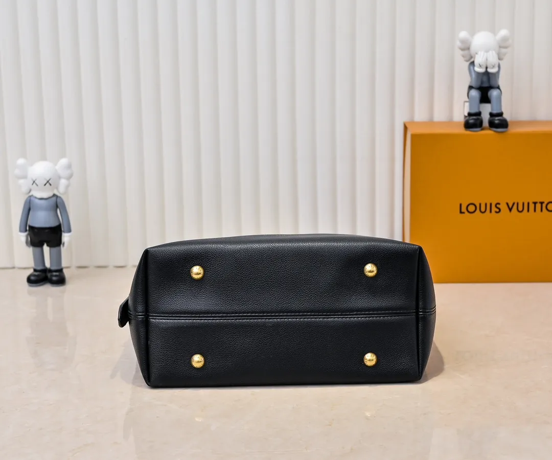 💰Large 150. Small 280💰Upgraded original (imitation original) M24988 M24974 M24856 M25022 M25352 M25353 M25354 This Low Key Hobo handbag is made of smooth cow leather with suede cow leather lining. It can accommodate short wallets, large smartphones, keys and other small items. The shoulder strap is adjustable with a padlock buckle, and a removable Monogram canvas zippered interior pocket keeps it organized. Dimensions: Large 31.0 x 35.0 x 18.0 cm (L x H x W), Small 24.0 x 28.0 x 16.0 cm (L x H x W)