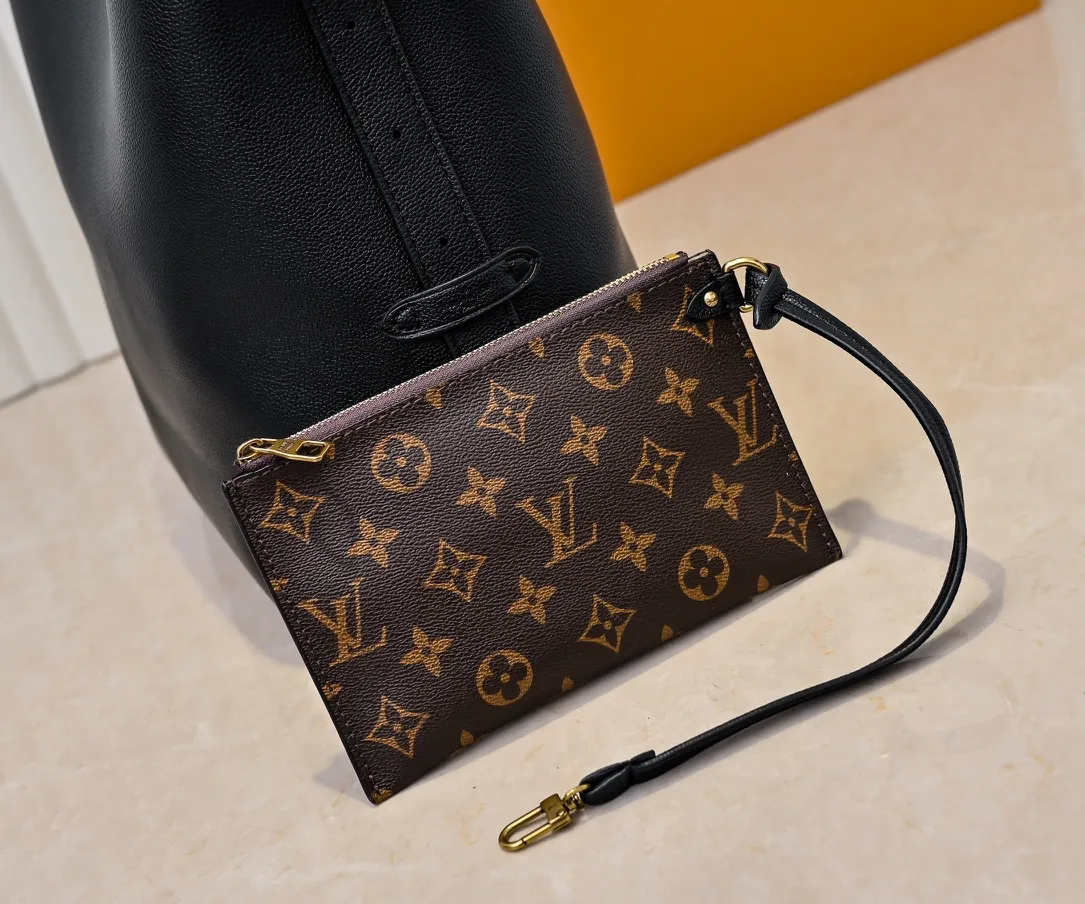 💰Large 150. Small 280💰Upgraded original (imitation original) M24988 M24974 M24856 M25022 M25352 M25353 M25354 This Low Key Hobo handbag is made of smooth cow leather with suede cow leather lining. It can accommodate short wallets, large smartphones, keys and other small items. The shoulder strap is adjustable with a padlock buckle, and a removable Monogram canvas zippered interior pocket keeps it organized. Dimensions: Large 31.0 x 35.0 x 18.0 cm (L x H x W), Small 24.0 x 28.0 x 16.0 cm (L x H x W)