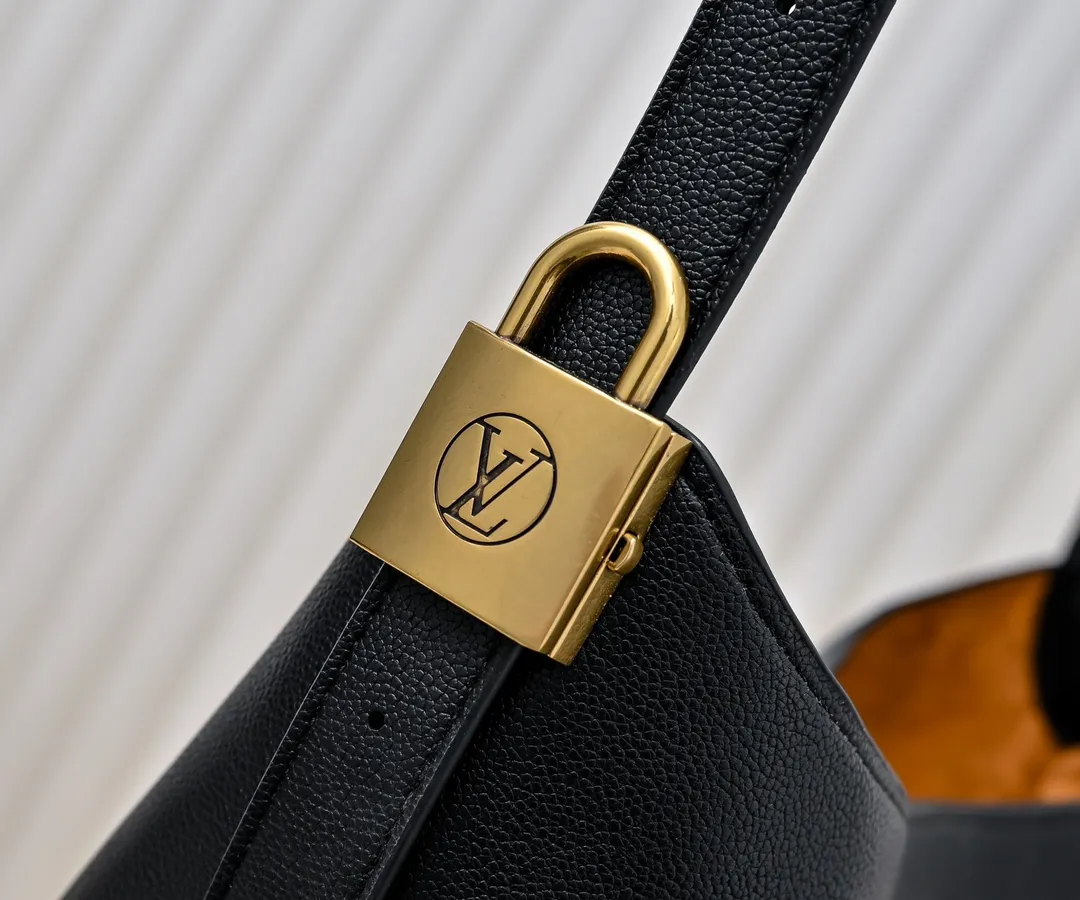 💰Large 150. Small 280💰Upgraded original (imitation original) M24988 M24974 M24856 M25022 M25352 M25353 M25354 This Low Key Hobo handbag is made of smooth cow leather with suede cow leather lining. It can accommodate short wallets, large smartphones, keys and other small items. The shoulder strap is adjustable with a padlock buckle, and a removable Monogram canvas zippered interior pocket keeps it organized. Dimensions: Large 31.0 x 35.0 x 18.0 cm (L x H x W), Small 24.0 x 28.0 x 16.0 cm (L x H x W)