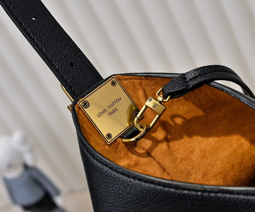 💰Large 150. Small 280💰Upgraded original (imitation original) M24988 M24974 M24856 M25022 M25352 M25353 M25354 This Low Key Hobo handbag is made of smooth cow leather with suede cow leather lining. It can accommodate short wallets, large smartphones, keys and other small items. The shoulder strap is adjustable with a padlock buckle, and a removable Monogram canvas zippered interior pocket keeps it organized. Dimensions: Large 31.0 x 35.0 x 18.0 cm (L x H x W), Small 24.0 x 28.0 x 16.0 cm (L x H x W)