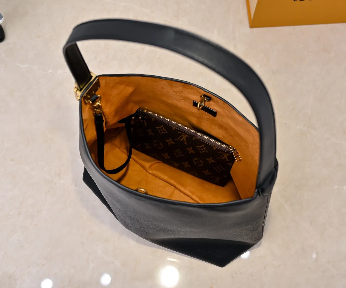 💰Large 150. Small 280💰Upgraded original (imitation original) M24988 M24974 M24856 M25022 M25352 M25353 M25354 This Low Key Hobo handbag is made of smooth cow leather with suede cow leather lining. It can accommodate short wallets, large smartphones, keys and other small items. The shoulder strap is adjustable with a padlock buckle, and a removable Monogram canvas zippered interior pocket keeps it organized. Dimensions: Large 31.0 x 35.0 x 18.0 cm (L x H x W), Small 24.0 x 28.0 x 16.0 cm (L x H x W)