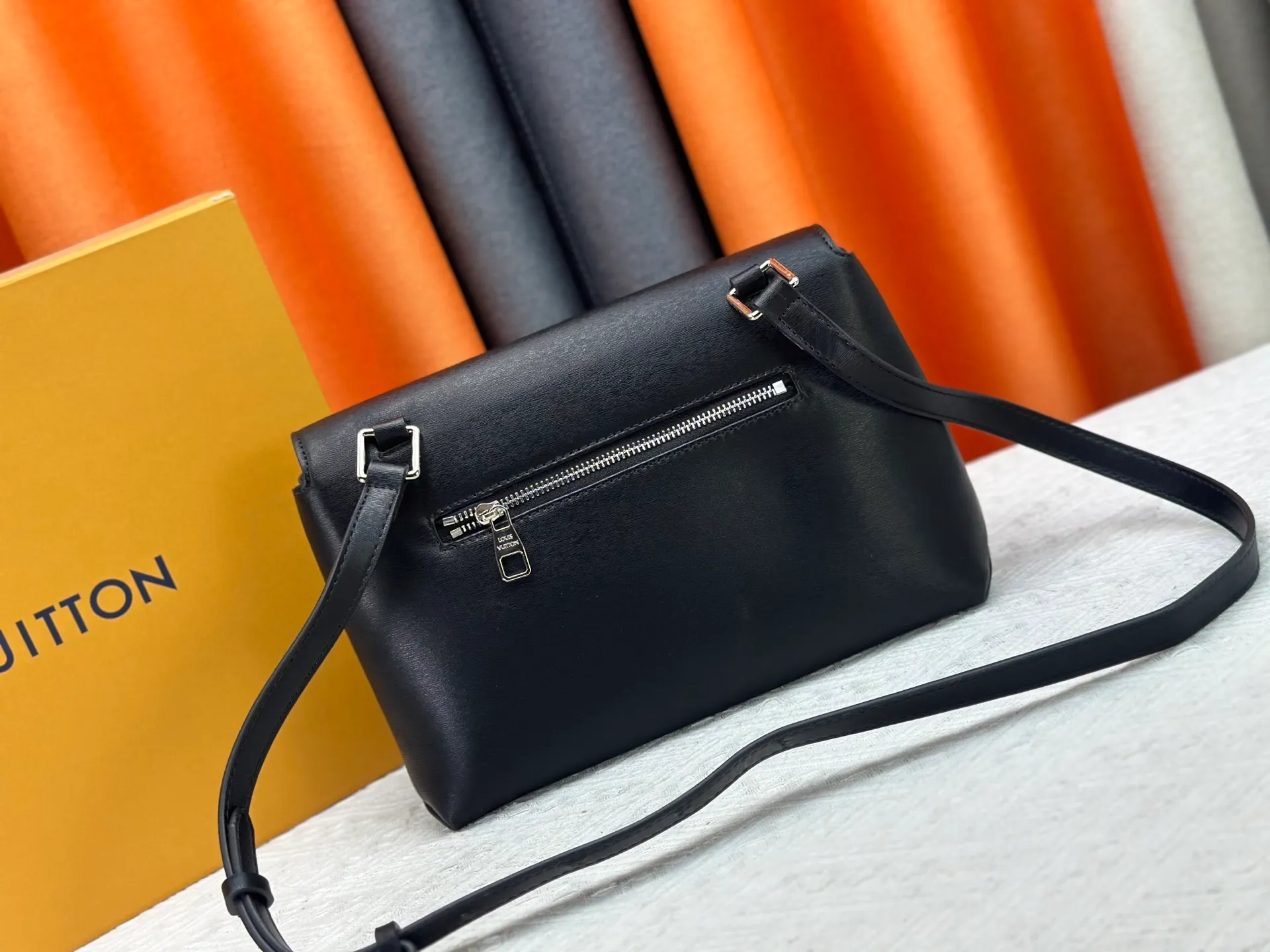 P280 M46018 Louis Vuitton's Pochette Metis embroidered messenger bag (black version) belongs to LV's classic messenger bag series. It adopts an iconic design style and is both fashionable and practical. This orange version is particularly eye-catching and can easily become the visual focus in a match. Dimensions: 25x19x7 cm