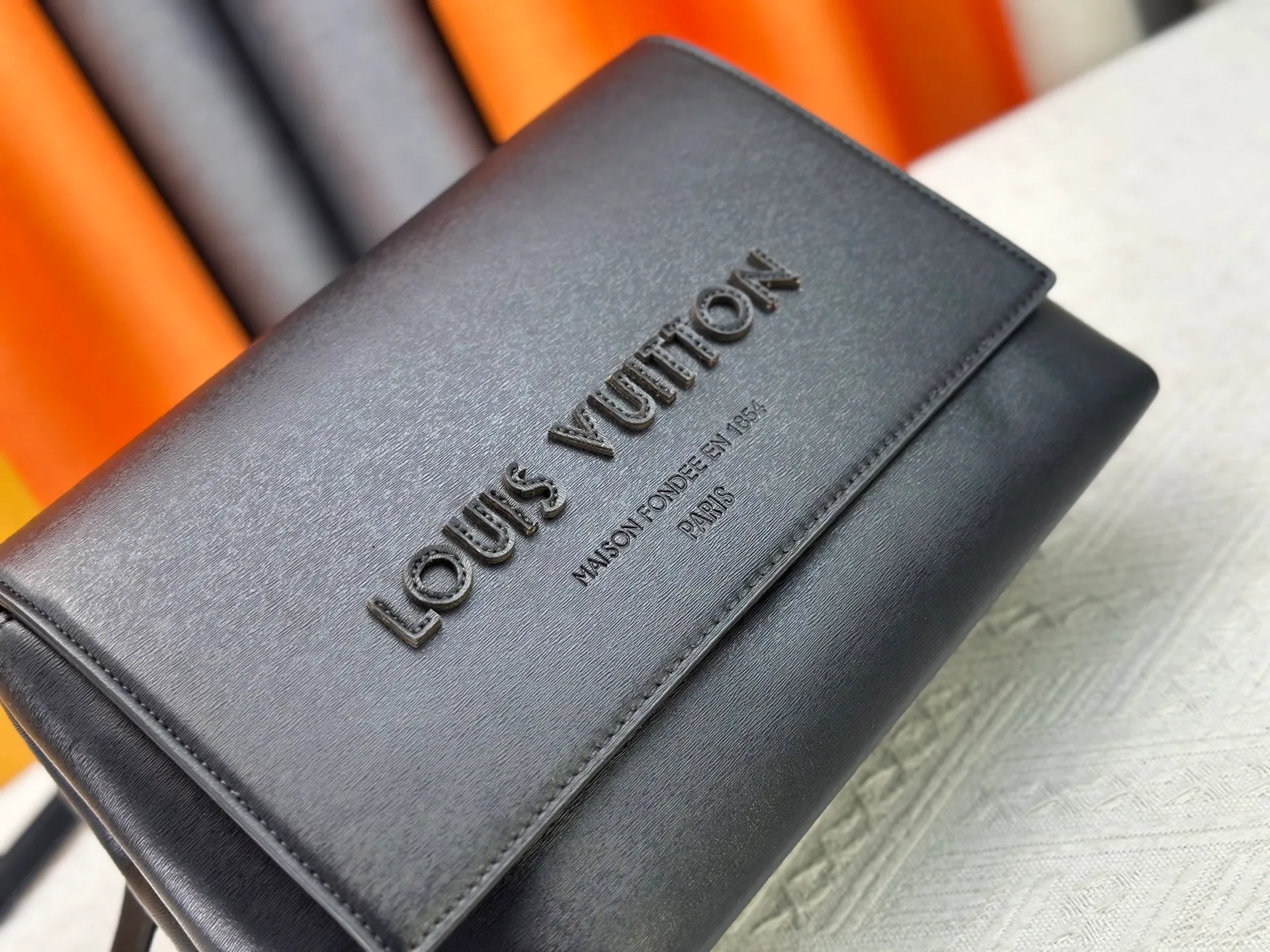 P280 M46018 Louis Vuitton's Pochette Metis embroidered messenger bag (black version) belongs to LV's classic messenger bag series. It adopts an iconic design style and is both fashionable and practical. This orange version is particularly eye-catching and can easily become the visual focus in a match. Dimensions: 25x19x7 cm