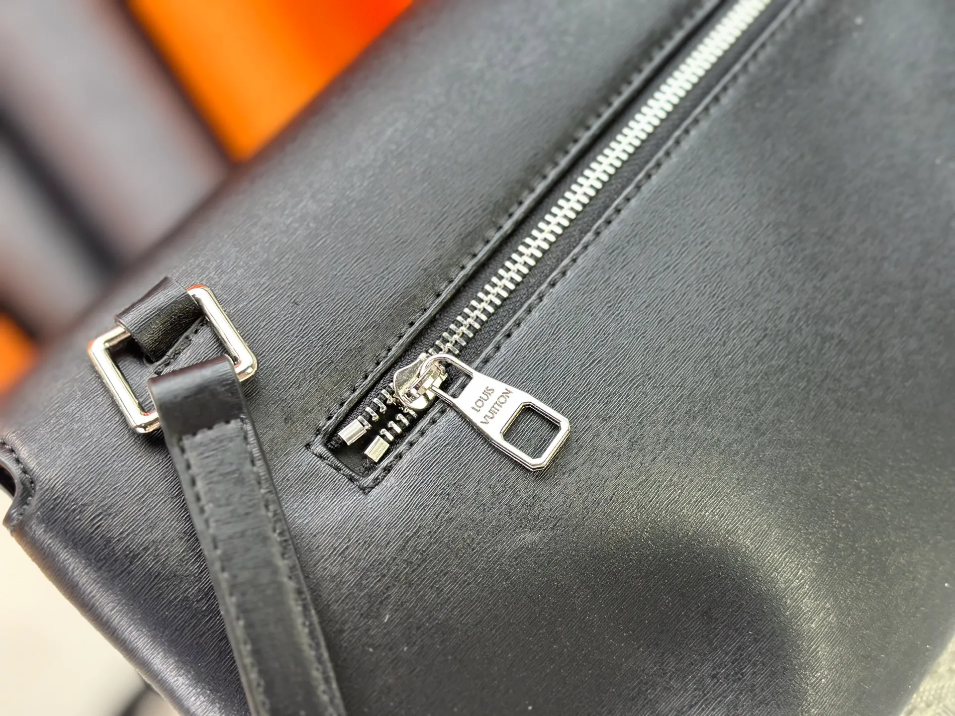 P280 M46018 Louis Vuitton's Pochette Metis embroidered messenger bag (black version) belongs to LV's classic messenger bag series. It adopts an iconic design style and is both fashionable and practical. This orange version is particularly eye-catching and can easily become the visual focus in a match. Dimensions: 25x19x7 cm