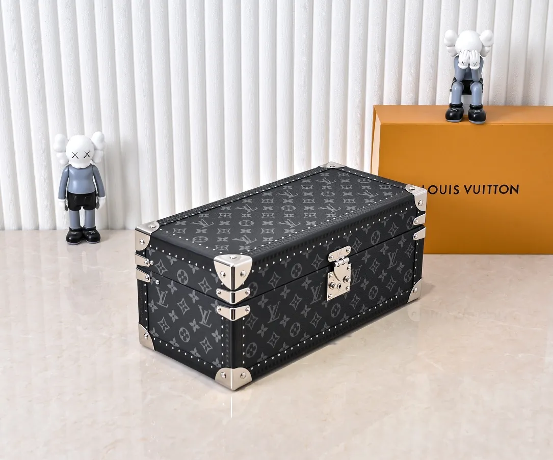 💰1240 Guangzhou top original M20209 treasure box [exclusive photo, upgraded original] can hold watches and jewelry. This treasure box is made of classic Monogram canvas. It is equipped with a removable tray to hide valuables.  -38.0*18.0cm✅ -Two storage layers✅ ​​-Partitioned in the middle. Can store valuables✅ -Push open the automatic pop-up lock✅ -Lined with velvet✅ -Silver metal/hardware✅ -Extreme workmanship, every detail is just right✅ -Purely handmade, every small nail is clearly in place,✅ LOUIS VUITTON hard box is like a treasure box that travels through history. Its sturdiness is a symbol of Louis Vuitton's traditional exquisite craftsmanship✅