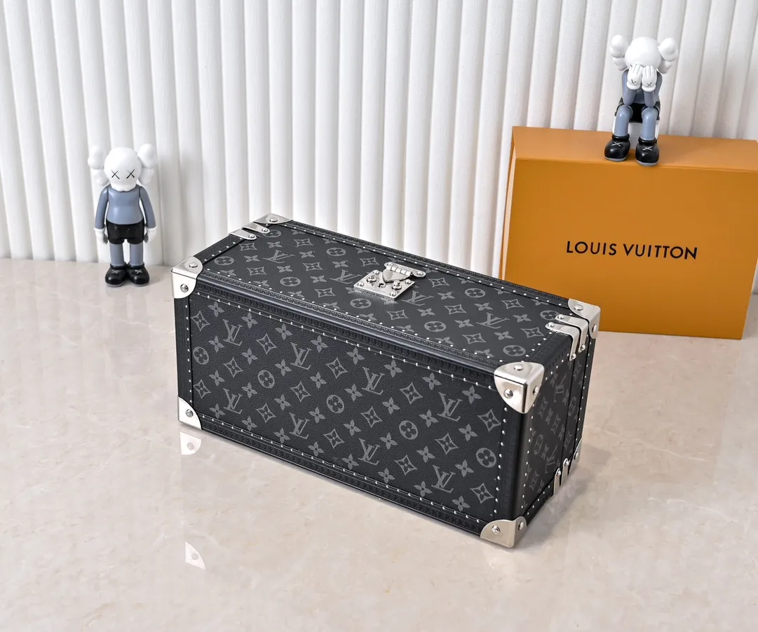 💰1240 Guangzhou top original M20209 treasure box [exclusive photo, upgraded original] can hold watches and jewelry. This treasure box is made of classic Monogram canvas. It is equipped with a removable tray to hide valuables.  -38.0*18.0cm✅ -Two storage layers✅ ​​-Partitioned in the middle. Can store valuables✅ -Push open the automatic pop-up lock✅ -Lined with velvet✅ -Silver metal/hardware✅ -Extreme workmanship, every detail is just right✅ -Purely handmade, every small nail is clearly in place,✅ LOUIS VUITTON hard box is like a treasure box that travels through history. Its sturdiness is a symbol of Louis Vuitton's traditional exquisite craftsmanship✅