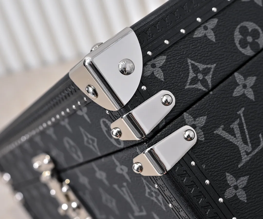 💰1240 Guangzhou top original M20209 treasure box [exclusive photo, upgraded original] can hold watches and jewelry. This treasure box is made of classic Monogram canvas. It is equipped with a removable tray to hide valuables.  -38.0*18.0cm✅ -Two storage layers✅ ​​-Partitioned in the middle. Can store valuables✅ -Push open the automatic pop-up lock✅ -Lined with velvet✅ -Silver metal/hardware✅ -Extreme workmanship, every detail is just right✅ -Purely handmade, every small nail is clearly in place,✅ LOUIS VUITTON hard box is like a treasure box that travels through history. Its sturdiness is a symbol of Louis Vuitton's traditional exquisite craftsmanship✅