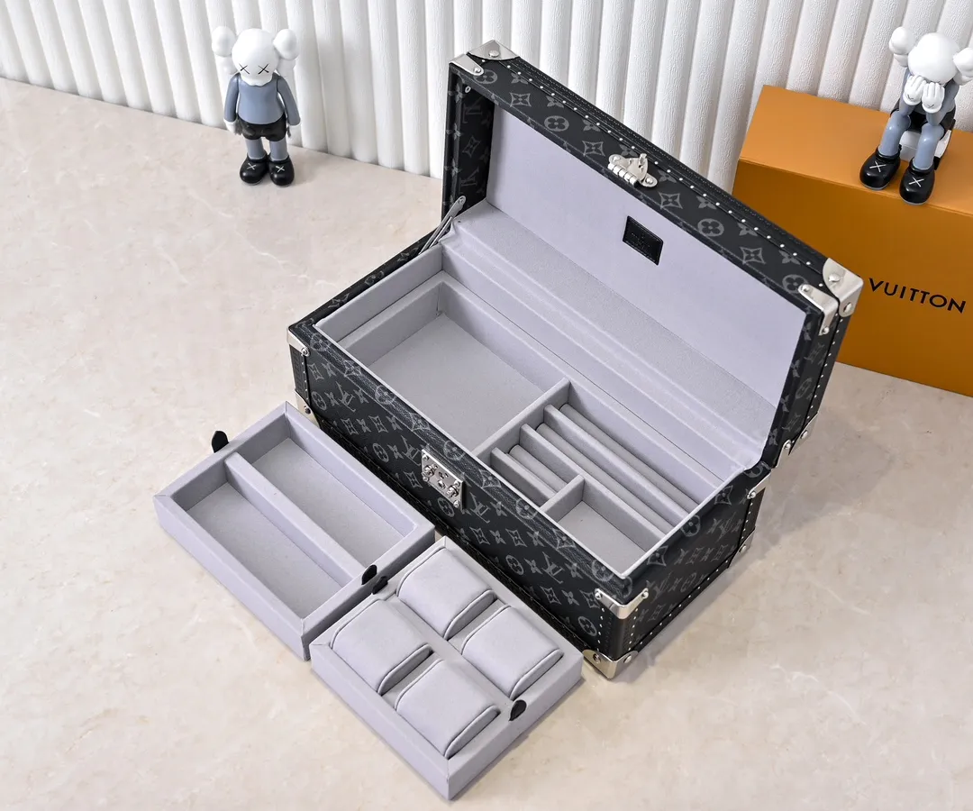 💰1240 Guangzhou top original M20209 treasure box [exclusive photo, upgraded original] can hold watches and jewelry. This treasure box is made of classic Monogram canvas. It is equipped with a removable tray to hide valuables.  -38.0*18.0cm✅ -Two storage layers✅ ​​-Partitioned in the middle. Can store valuables✅ -Push open the automatic pop-up lock✅ -Lined with velvet✅ -Silver metal/hardware✅ -Extreme workmanship, every detail is just right✅ -Purely handmade, every small nail is clearly in place,✅ LOUIS VUITTON hard box is like a treasure box that travels through history. Its sturdiness is a symbol of Louis Vuitton's traditional exquisite craftsmanship✅