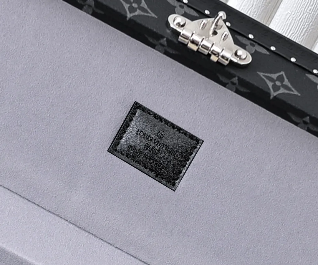 💰1240 Guangzhou top original M20209 treasure box [exclusive photo, upgraded original] can hold watches and jewelry. This treasure box is made of classic Monogram canvas. It is equipped with a removable tray to hide valuables.  -38.0*18.0cm✅ -Two storage layers✅ ​​-Partitioned in the middle. Can store valuables✅ -Push open the automatic pop-up lock✅ -Lined with velvet✅ -Silver metal/hardware✅ -Extreme workmanship, every detail is just right✅ -Purely handmade, every small nail is clearly in place,✅ LOUIS VUITTON hard box is like a treasure box that travels through history. Its sturdiness is a symbol of Louis Vuitton's traditional exquisite craftsmanship✅