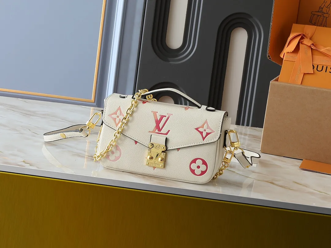 💰240💰Upgraded from the original M47045 M23940 M46595 M22942 M23081 M46596 M46279 This Pochette Métis East West handbag is made of Monogram Empreinte embossed leather, showing the fusion of brand style and modern elements. The traditional S-lock clasp and detachable short chain have a metallic sheen, and the sophisticated construction includes a neat interior and adjustable shoulder straps for easy urban mobility. Dimensions: 21.5 x 13.5 x 6.0 cm (length x height x width)