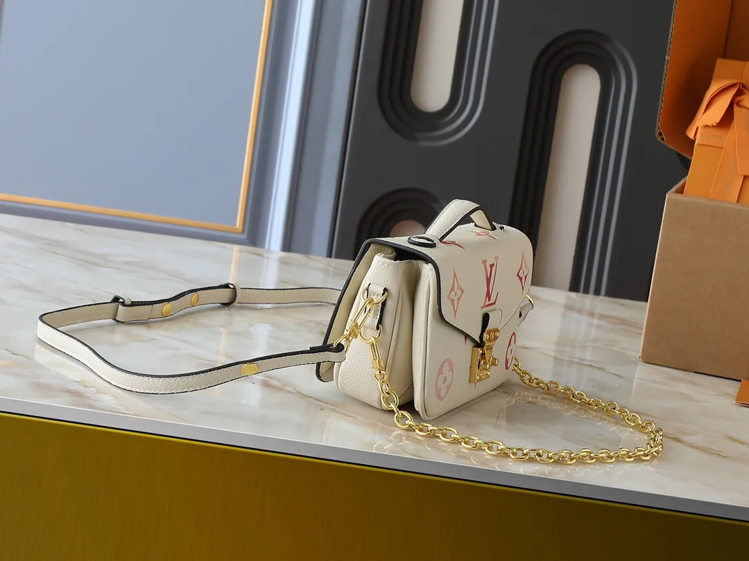 💰240💰Upgraded from the original M47045 M23940 M46595 M22942 M23081 M46596 M46279 This Pochette Métis East West handbag is made of Monogram Empreinte embossed leather, showing the fusion of brand style and modern elements. The traditional S-lock clasp and detachable short chain have a metallic sheen, and the sophisticated construction includes a neat interior and adjustable shoulder straps for easy urban mobility. Dimensions: 21.5 x 13.5 x 6.0 cm (length x height x width)