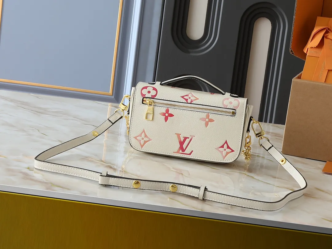 💰240💰Upgraded from the original M47045 M23940 M46595 M22942 M23081 M46596 M46279 This Pochette Métis East West handbag is made of Monogram Empreinte embossed leather, showing the fusion of brand style and modern elements. The traditional S-lock clasp and detachable short chain have a metallic sheen, and the sophisticated construction includes a neat interior and adjustable shoulder straps for easy urban mobility. Dimensions: 21.5 x 13.5 x 6.0 cm (length x height x width)