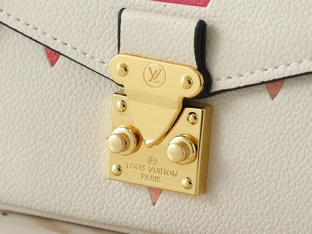 💰240💰Upgraded from the original M47045 M23940 M46595 M22942 M23081 M46596 M46279 This Pochette Métis East West handbag is made of Monogram Empreinte embossed leather, showing the fusion of brand style and modern elements. The traditional S-lock clasp and detachable short chain have a metallic sheen, and the sophisticated construction includes a neat interior and adjustable shoulder straps for easy urban mobility. Dimensions: 21.5 x 13.5 x 6.0 cm (length x height x width)