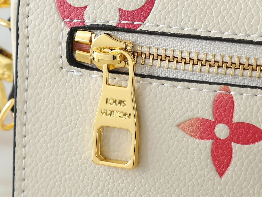 💰240💰Upgraded from the original M47045 M23940 M46595 M22942 M23081 M46596 M46279 This Pochette Métis East West handbag is made of Monogram Empreinte embossed leather, showing the fusion of brand style and modern elements. The traditional S-lock clasp and detachable short chain have a metallic sheen, and the sophisticated construction includes a neat interior and adjustable shoulder straps for easy urban mobility. Dimensions: 21.5 x 13.5 x 6.0 cm (length x height x width)