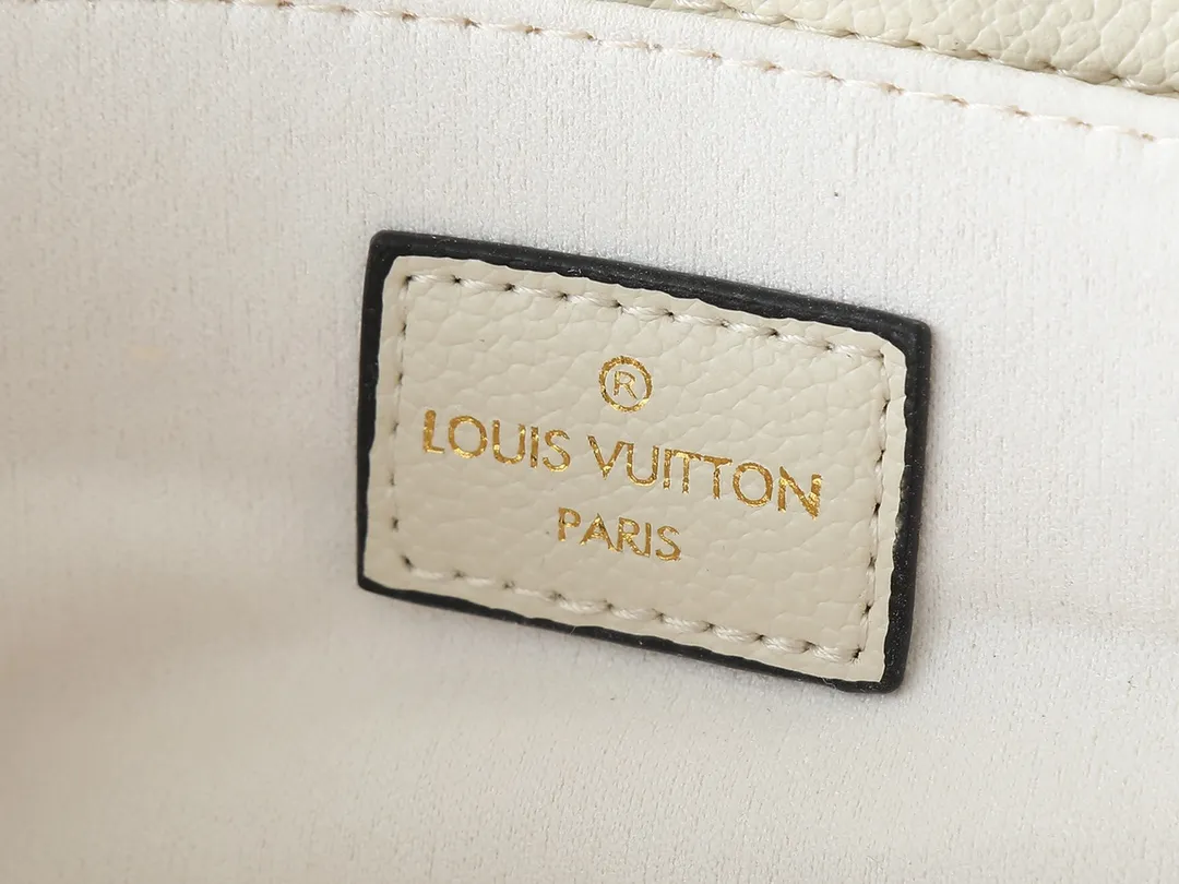 💰240💰Upgraded from the original M47045 M23940 M46595 M22942 M23081 M46596 M46279 This Pochette Métis East West handbag is made of Monogram Empreinte embossed leather, showing the fusion of brand style and modern elements. The traditional S-lock clasp and detachable short chain have a metallic sheen, and the sophisticated construction includes a neat interior and adjustable shoulder straps for easy urban mobility. Dimensions: 21.5 x 13.5 x 6.0 cm (length x height x width)