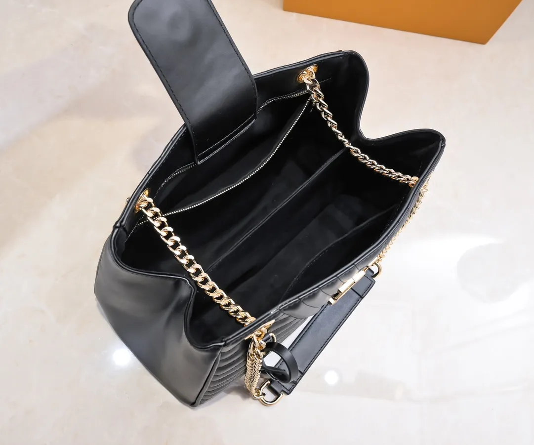 Factory price 💰320 Original embroidered plaid, high-end quality, full of praise from Louis Vuitton, the latest embroidered hot style, soft embroidered shapes, charming styles selected for the season 💃The dream of every intellectual woman 😜The dream of every young girl 😱Extremely cost-effective💅💅💅, 51496 can be placed wherever you want💓💓It can make you the center of attention no matter what the occasion🍸🍸No matter what combination it is, it can make you full of temperament👙👙This is the aura of Louis Vuitton that has remained unchanged for centuries. Style number: M51497 Size: 32x22x13