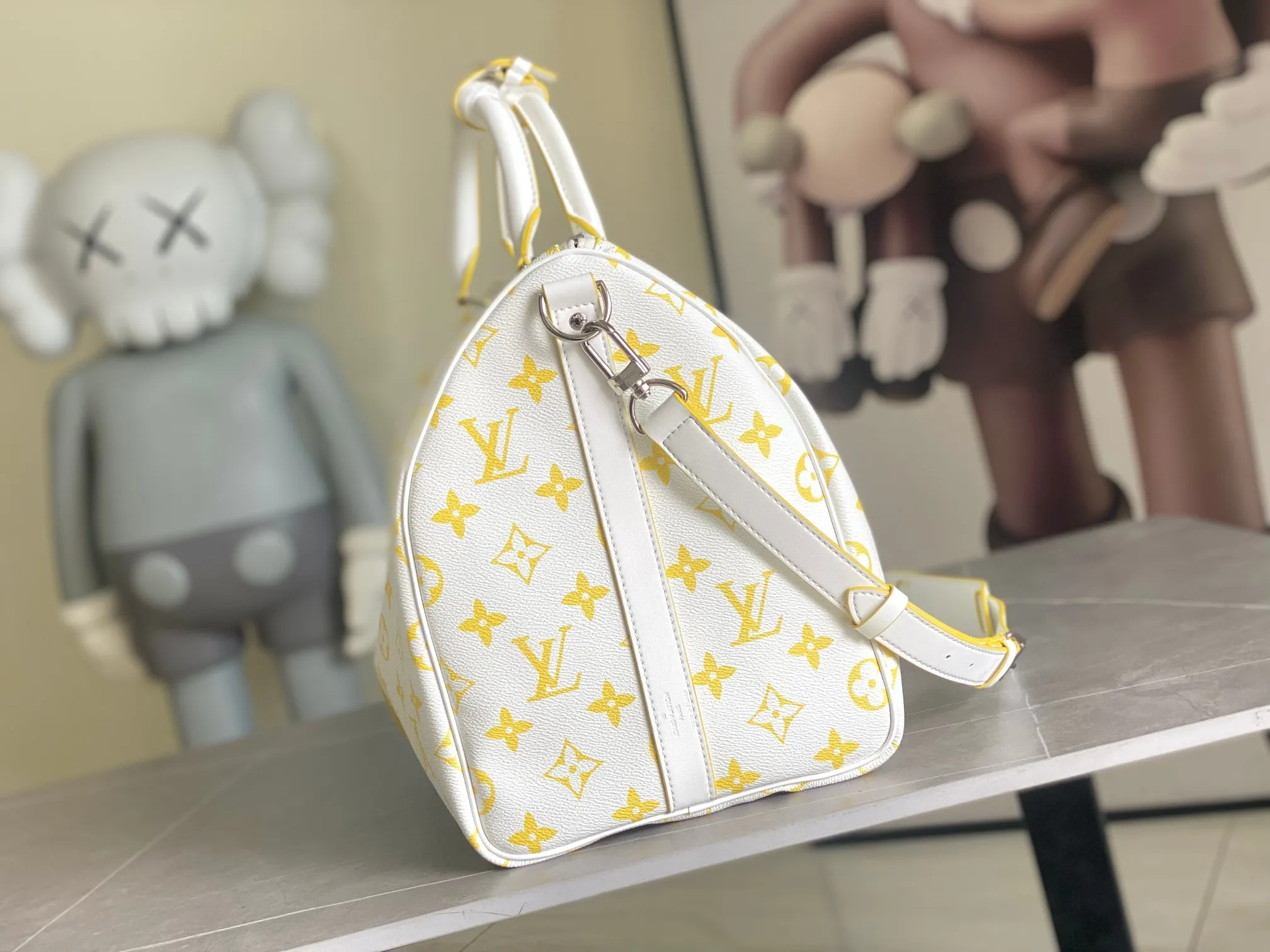 💰1300 Top original order M14834 KEEPALL BANDOULIÈRE 50 The yellow and white Monogram Bandana pattern is presented with a unique bleaching and dyeing effect, bringing an elegant and casual atmosphere to this Keepall Bandoulière 50 soft travel bag made of soft leather and classic lines. This cabin-sized travel bag has a roomy interior for packing your weekend essentials. The travel bag features leather top handles and a detachable shoulder strap, allowing it to be carried in a variety of ways. size：50*29*23