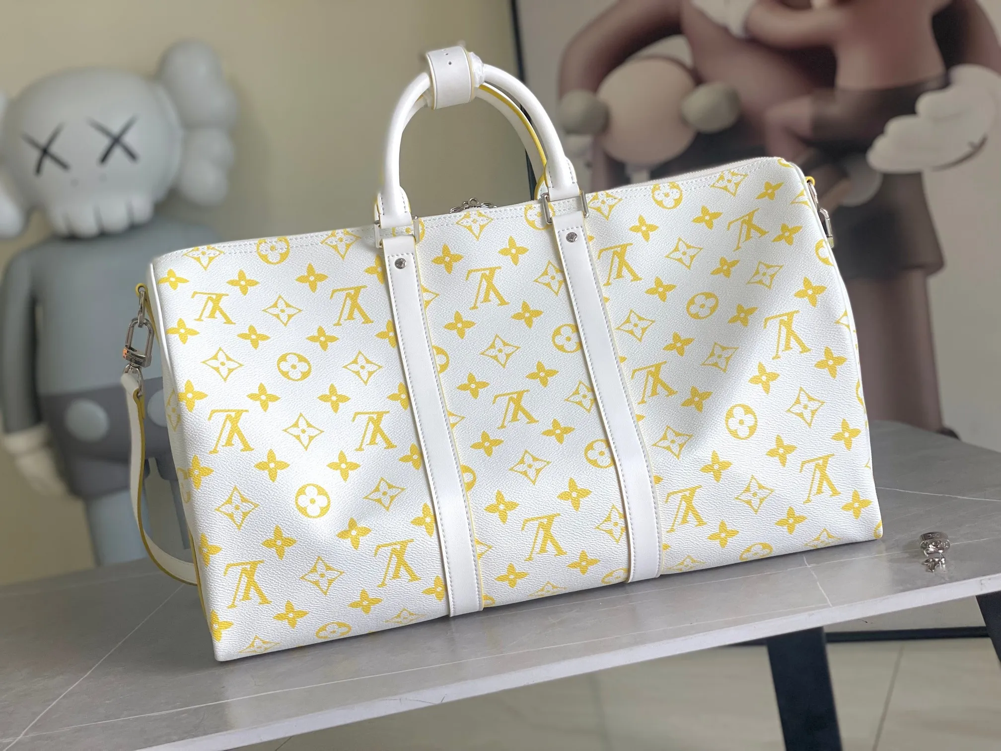 💰1300 Top original order M14834 KEEPALL BANDOULIÈRE 50 The yellow and white Monogram Bandana pattern is presented with a unique bleaching and dyeing effect, bringing an elegant and casual atmosphere to this Keepall Bandoulière 50 soft travel bag made of soft leather and classic lines. This cabin-sized travel bag has a roomy interior for packing your weekend essentials. The travel bag features leather top handles and a detachable shoulder strap, allowing it to be carried in a variety of ways. size：50*29*23