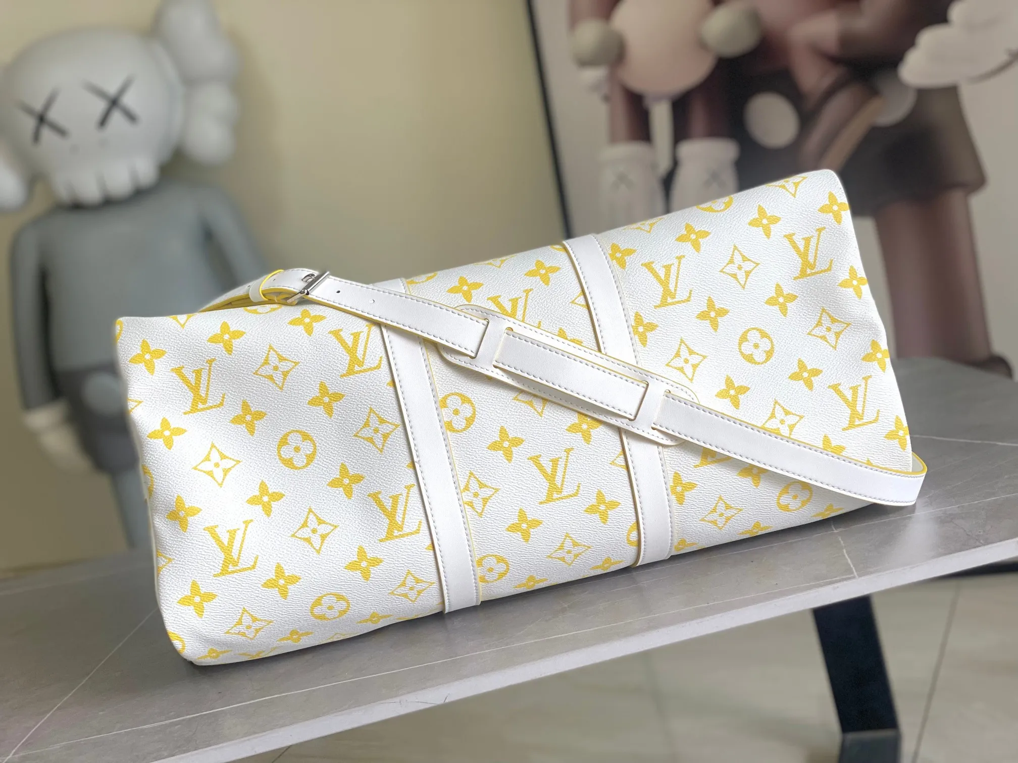 💰1300 Top original order M14834 KEEPALL BANDOULIÈRE 50 The yellow and white Monogram Bandana pattern is presented with a unique bleaching and dyeing effect, bringing an elegant and casual atmosphere to this Keepall Bandoulière 50 soft travel bag made of soft leather and classic lines. This cabin-sized travel bag has a roomy interior for packing your weekend essentials. The travel bag features leather top handles and a detachable shoulder strap, allowing it to be carried in a variety of ways. size：50*29*23