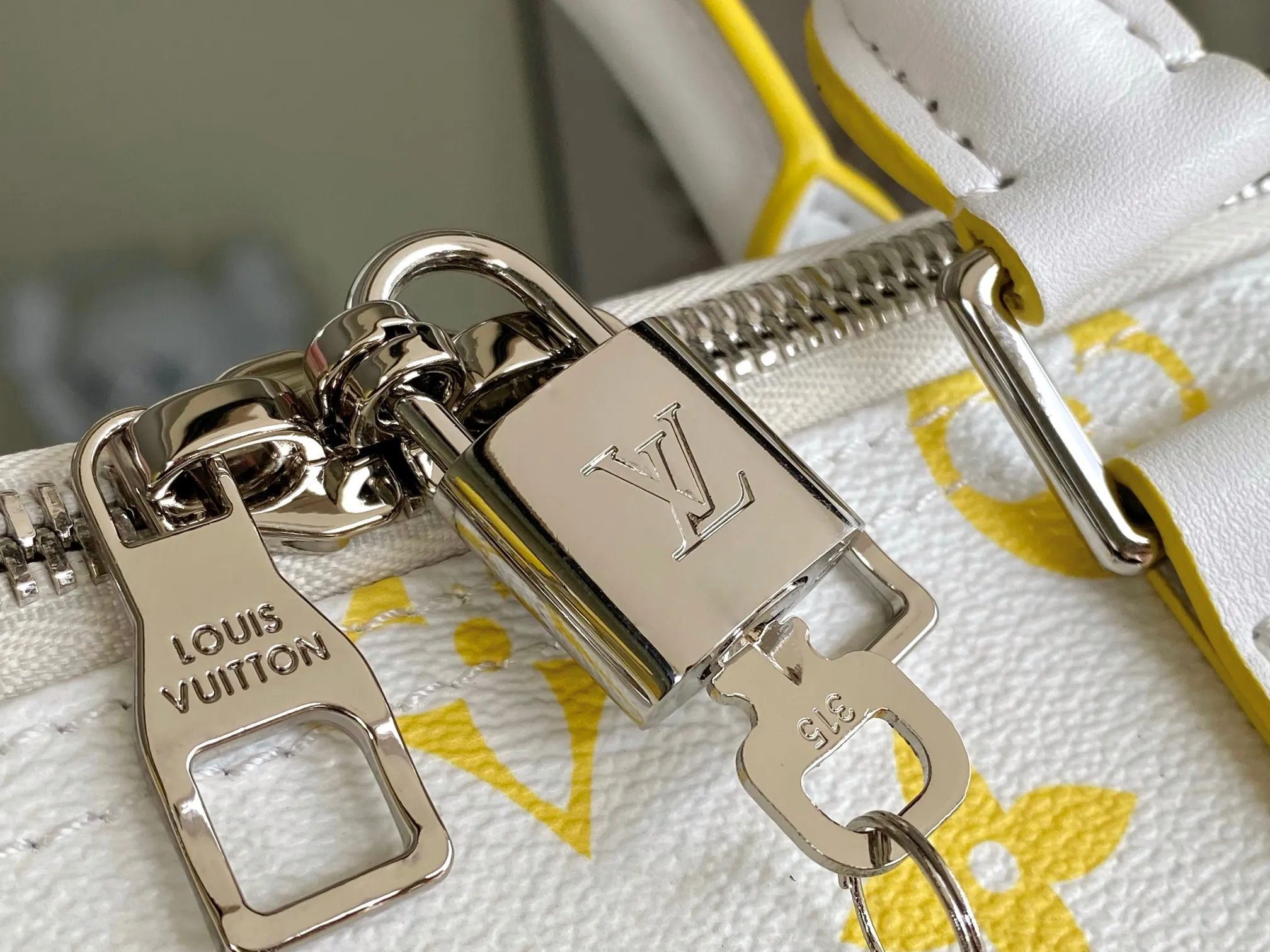 💰1300 Top original order M14834 KEEPALL BANDOULIÈRE 50 The yellow and white Monogram Bandana pattern is presented with a unique bleaching and dyeing effect, bringing an elegant and casual atmosphere to this Keepall Bandoulière 50 soft travel bag made of soft leather and classic lines. This cabin-sized travel bag has a roomy interior for packing your weekend essentials. The travel bag features leather top handles and a detachable shoulder strap, allowing it to be carried in a variety of ways. size：50*29*23