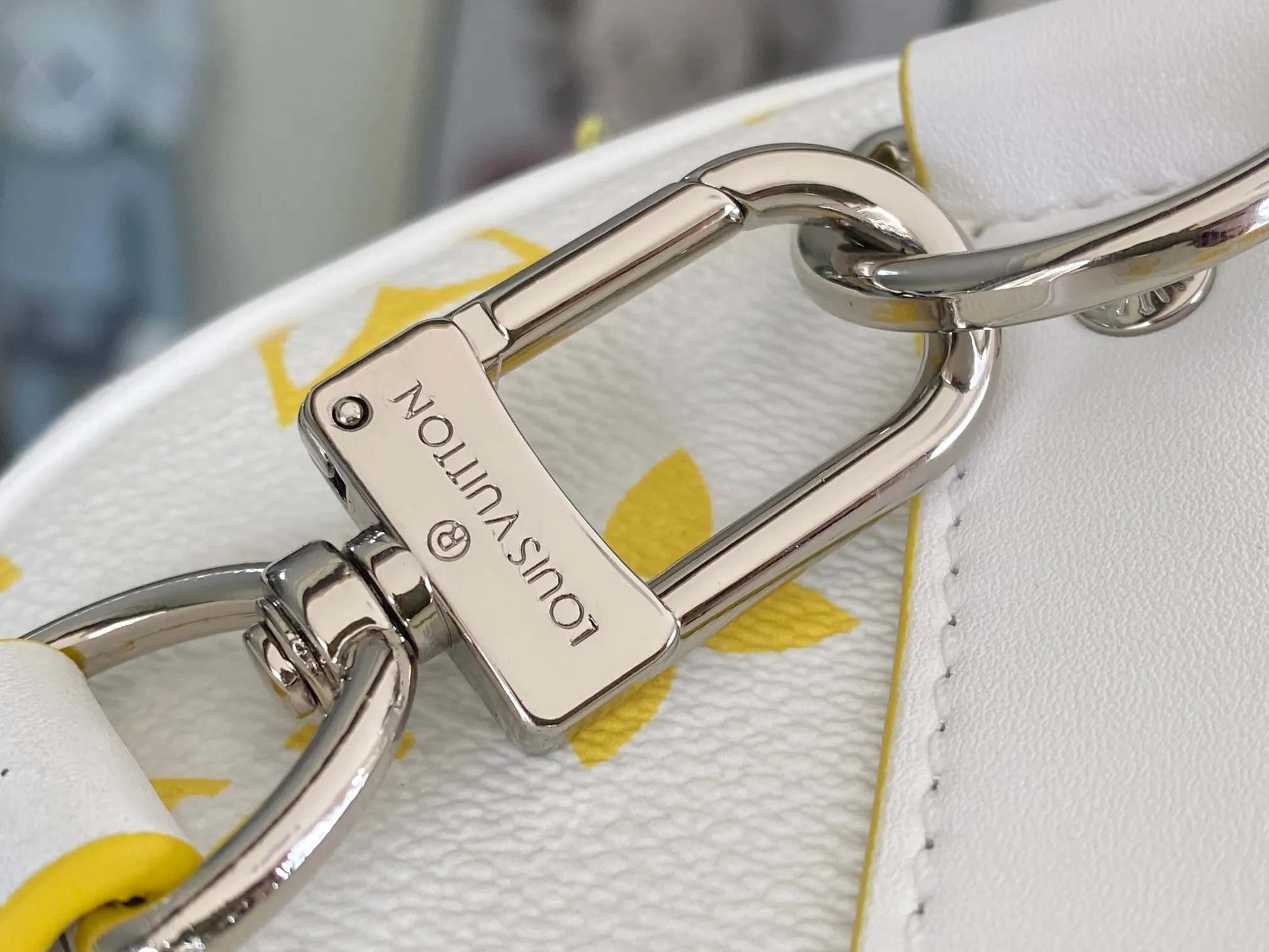 💰1300 Top original order M14834 KEEPALL BANDOULIÈRE 50 The yellow and white Monogram Bandana pattern is presented with a unique bleaching and dyeing effect, bringing an elegant and casual atmosphere to this Keepall Bandoulière 50 soft travel bag made of soft leather and classic lines. This cabin-sized travel bag has a roomy interior for packing your weekend essentials. The travel bag features leather top handles and a detachable shoulder strap, allowing it to be carried in a variety of ways. size：50*29*23