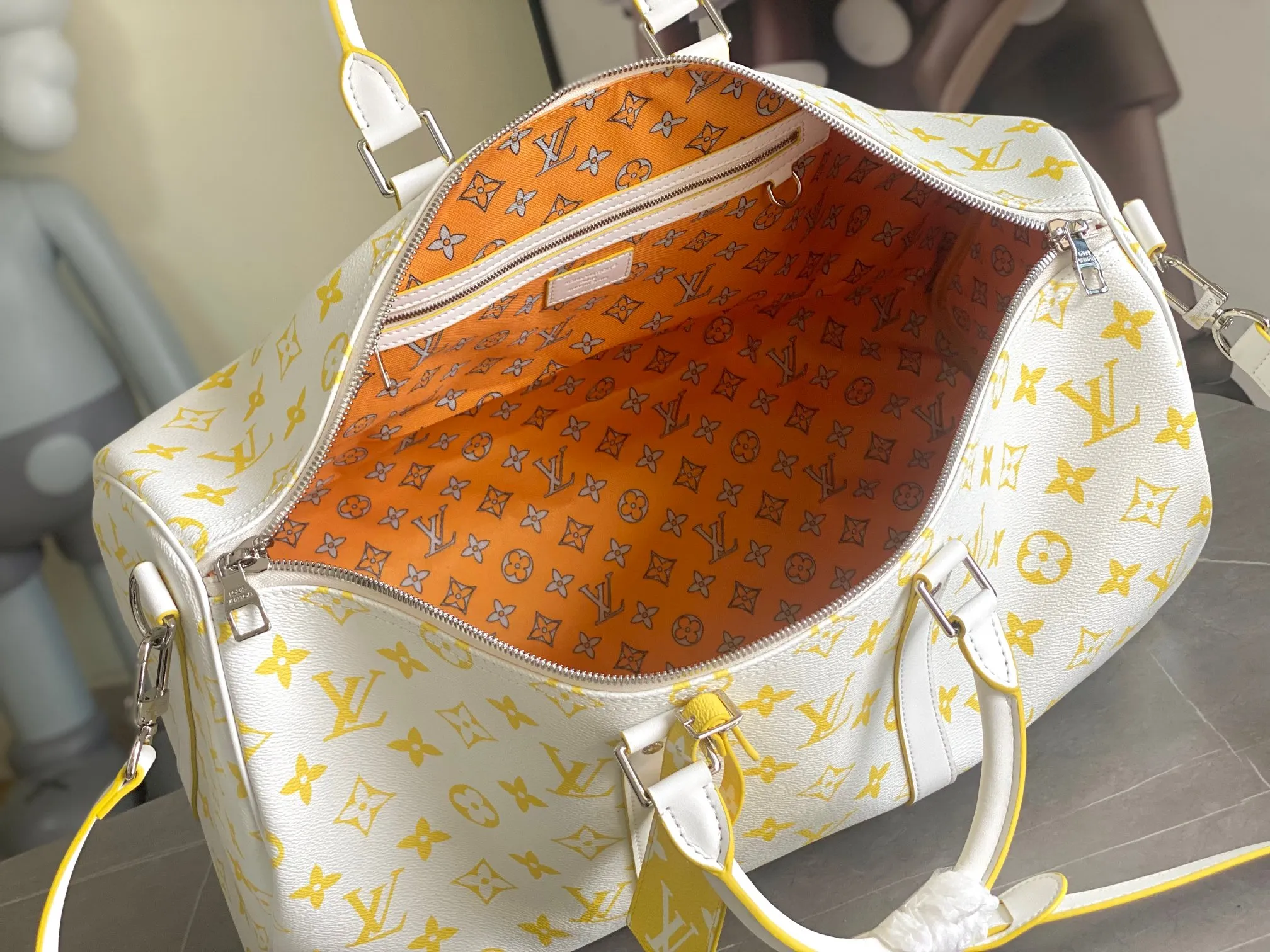 💰1300 Top original order M14834 KEEPALL BANDOULIÈRE 50 The yellow and white Monogram Bandana pattern is presented with a unique bleaching and dyeing effect, bringing an elegant and casual atmosphere to this Keepall Bandoulière 50 soft travel bag made of soft leather and classic lines. This cabin-sized travel bag has a roomy interior for packing your weekend essentials. The travel bag features leather top handles and a detachable shoulder strap, allowing it to be carried in a variety of ways. size：50*29*23