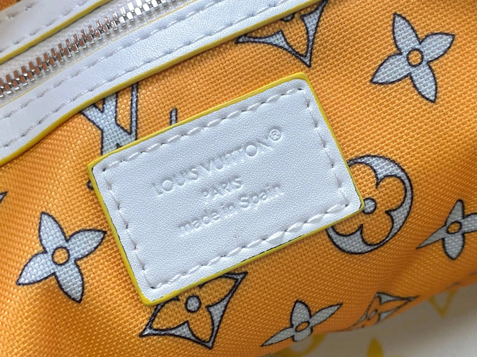 💰1300 Top original order M14834 KEEPALL BANDOULIÈRE 50 The yellow and white Monogram Bandana pattern is presented with a unique bleaching and dyeing effect, bringing an elegant and casual atmosphere to this Keepall Bandoulière 50 soft travel bag made of soft leather and classic lines. This cabin-sized travel bag has a roomy interior for packing your weekend essentials. The travel bag features leather top handles and a detachable shoulder strap, allowing it to be carried in a variety of ways. size：50*29*23