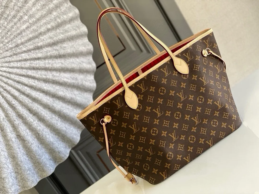 💰760 (medium steel nails) top original order M41177 NEVERFULL medium handbag Neverfull classic handbag, explore the exquisite details inside the bag. The redesigned interior pockets feature a fresh fabric lining, especially the detachable zippered clutch, which can be used alone as a sophisticated clutch or as an additional pocket. Bright lining tones add a more lively feel to Monogram's classic canvas. Detailed features 31 x 28 x 14 cm (Length x Height x Width) Redesigned interior pocket with details inspired by the Louis Vuitton archives Pocket lined with linen fabric Removable zipped clutch with tonal interior pocket Natural cowhide leather trim Shiny gold-tone hardware Handles: Double handle