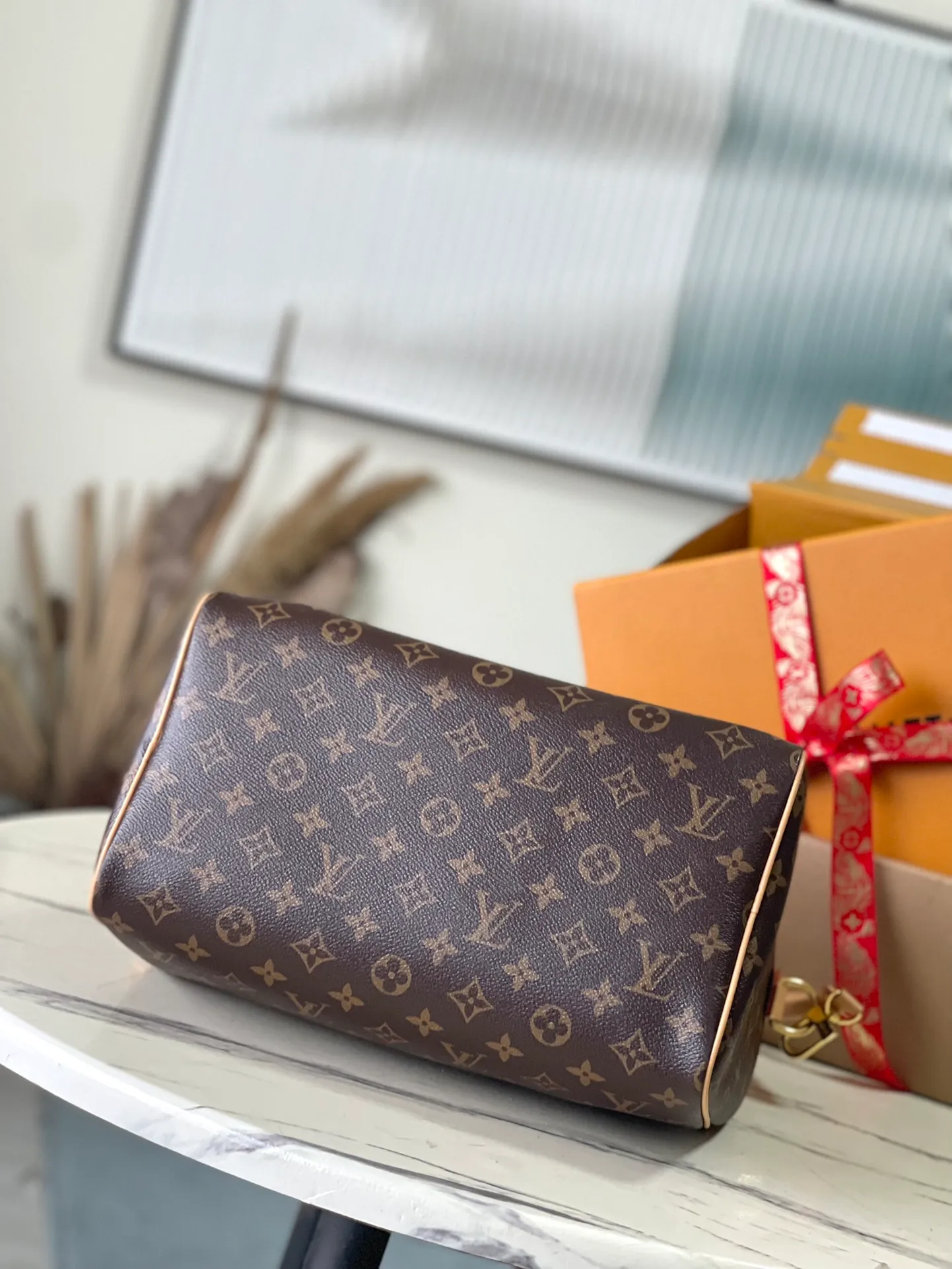 💰1100 The top original M11945 Speedy Soft 30 Dark handbag makes a good travel companion with its elegant style. The Monogram coated canvas bag is integrated with leather trim and a gothic chain. The ample structure has a zippered pocket inside to keep your passport and other important items safe. The brand name and tassels tell the exquisite details, and the Toron handle adds a novel touch. Dimensions: 30 × 21 × 17 cm