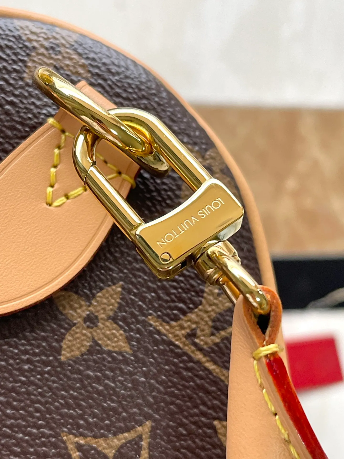 💰1100 The top original M11945 Speedy Soft 30 Dark handbag makes a good travel companion with its elegant style. The Monogram coated canvas bag is integrated with leather trim and a gothic chain. The ample structure has a zippered pocket inside to keep your passport and other important items safe. The brand name and tassels tell the exquisite details, and the Toron handle adds a novel touch. Dimensions: 30 × 21 × 17 cm