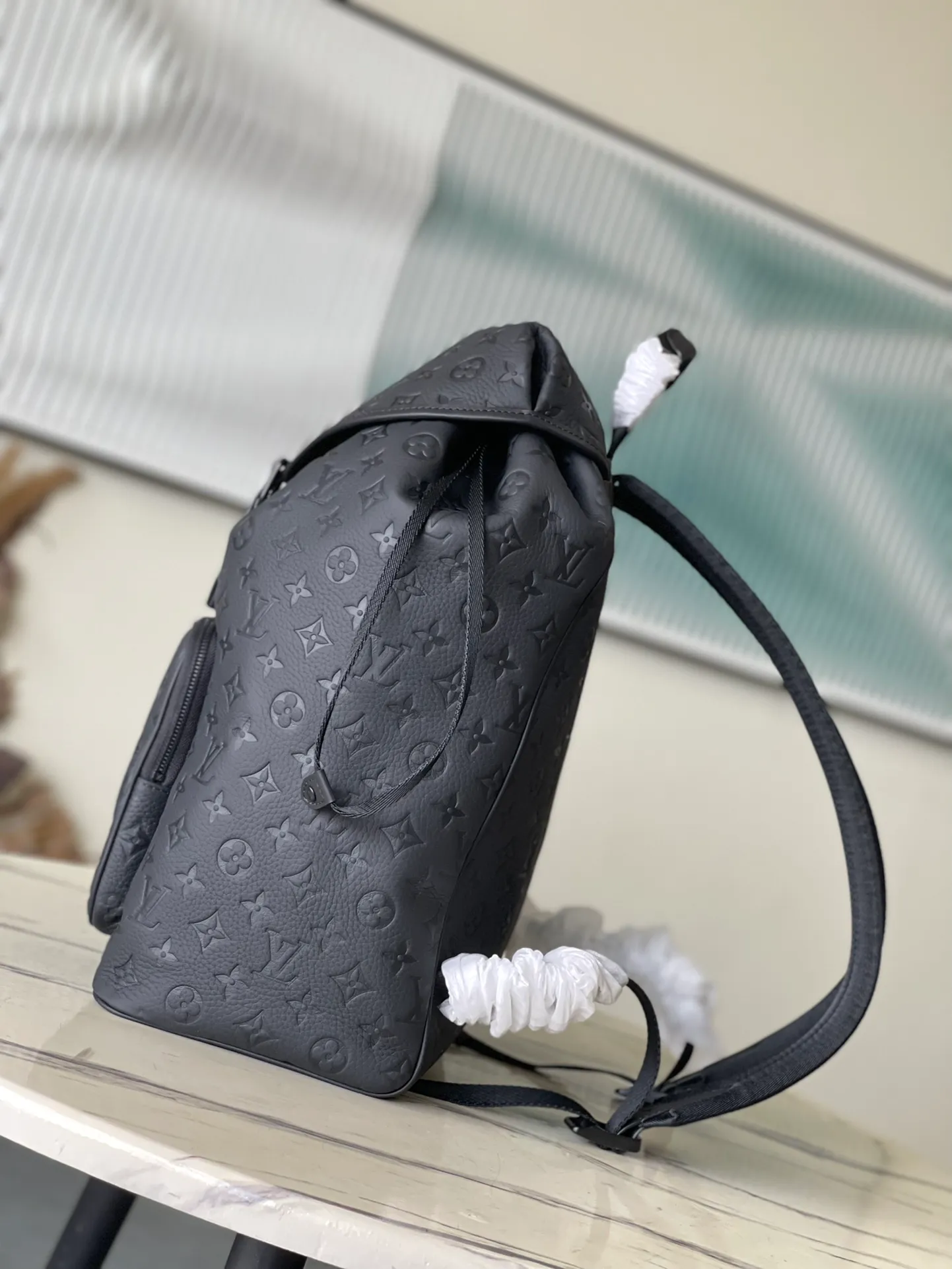 💰1240 (top-grain leather) top-quality original M23127 full leather. This Montsouris backpack is made of Monogram Eclipse canvas with cow leather trim. It uses a drawstring and magnetic buckle to ensure secure storage. The large zippered front pocket makes it easy to take everything you need on the go, and the adjustable shoulder strap provides a comfortable carrying experience. Dimensions: 32 × 40 × 19 cm