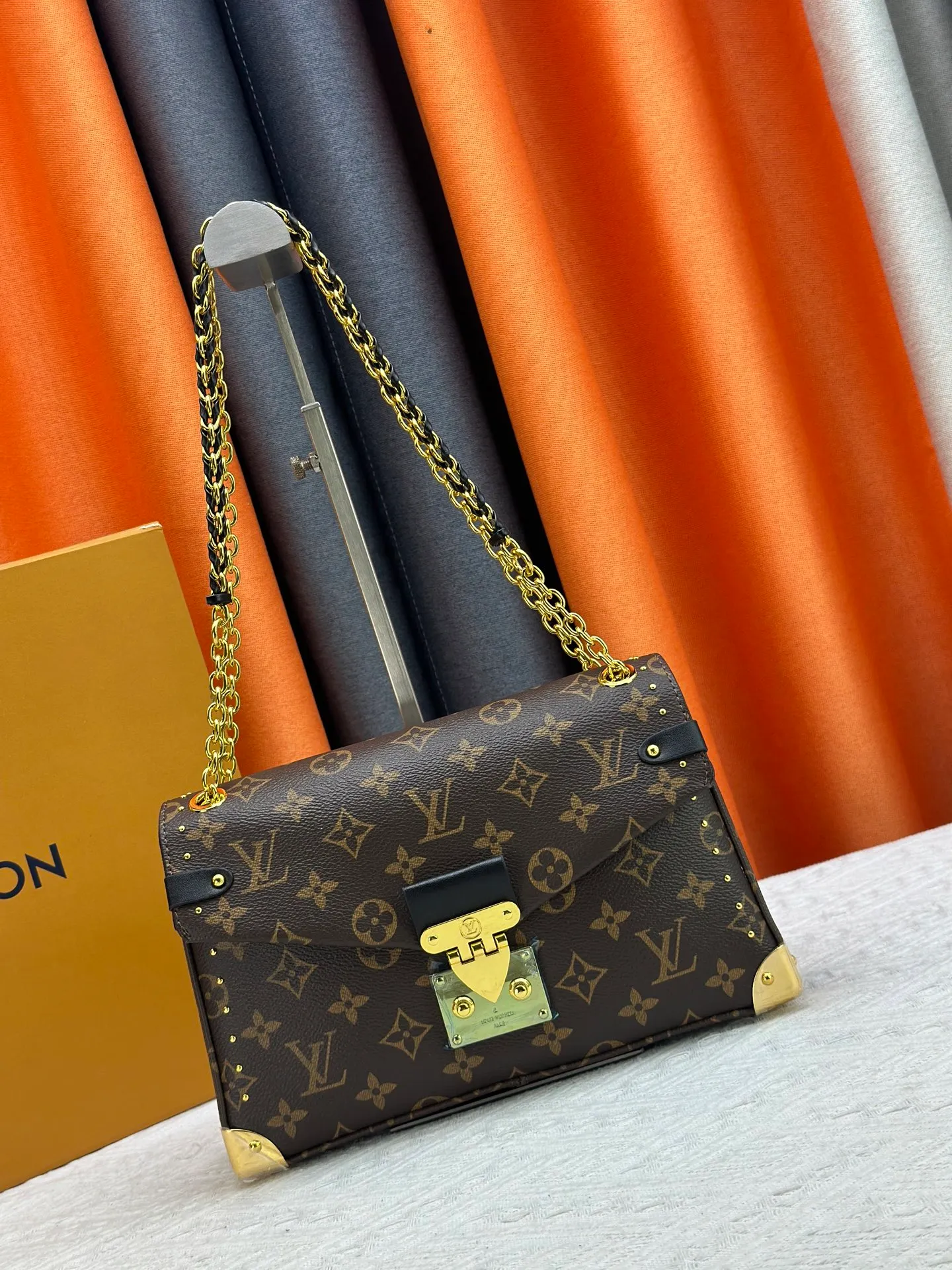 P280 upgrades the original M14526 Trunkie handbag with Monogram canvas and metal rivets, with metallic corners and iconic S-lock, highlighting the brand heritage with a retro luggage style. The internal space and zipper pockets make it easy to accommodate daily needs, and the sliding chain shoulder strap expands carrying options. Dimensions: 27.0 x 16.0 x 8.0 cm (length x height x width)