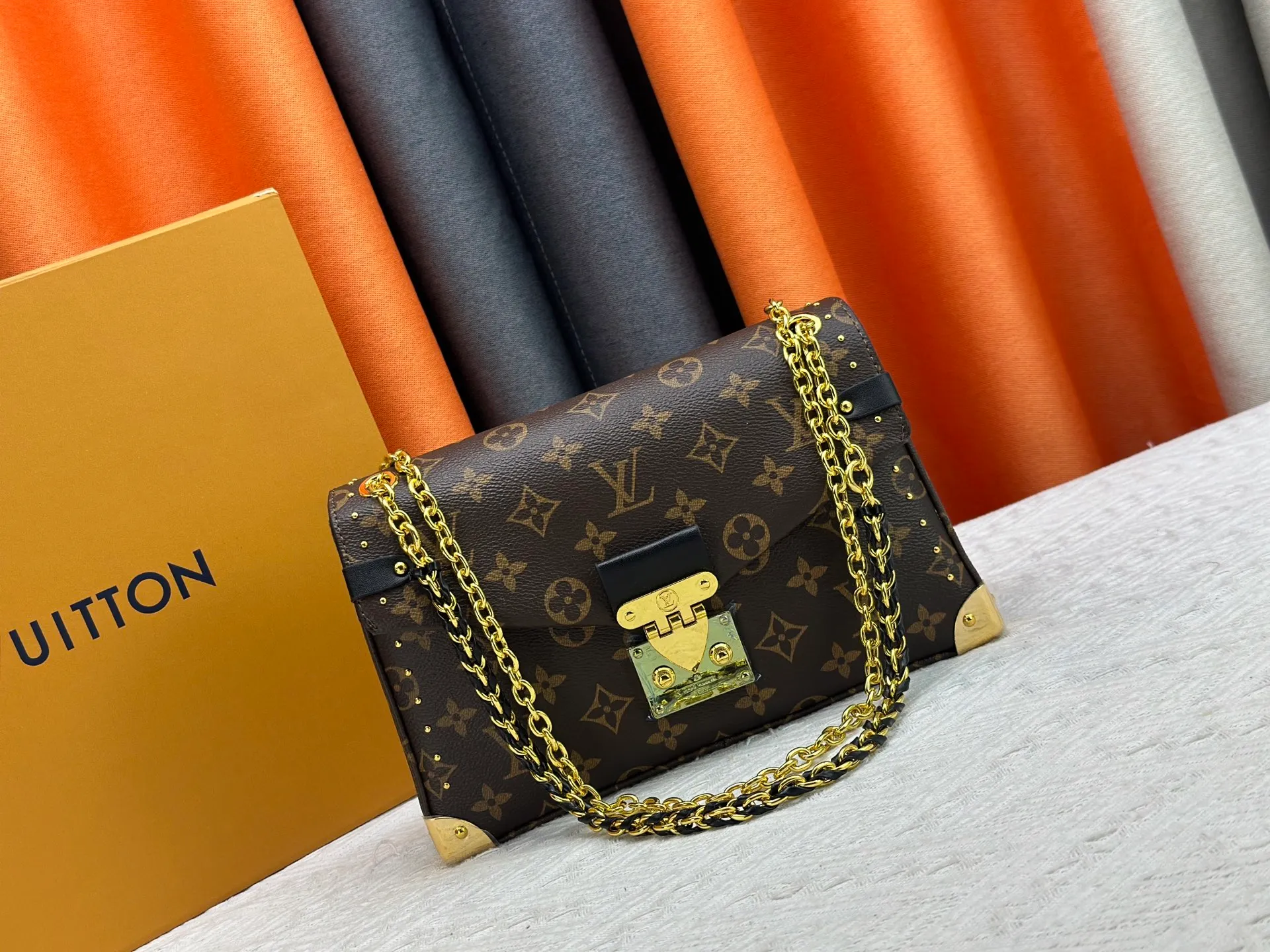 P280 upgrades the original M14526 Trunkie handbag with Monogram canvas and metal rivets, with metallic corners and iconic S-lock, highlighting the brand heritage with a retro luggage style. The internal space and zipper pockets make it easy to accommodate daily needs, and the sliding chain shoulder strap expands carrying options. Dimensions: 27.0 x 16.0 x 8.0 cm (length x height x width)
