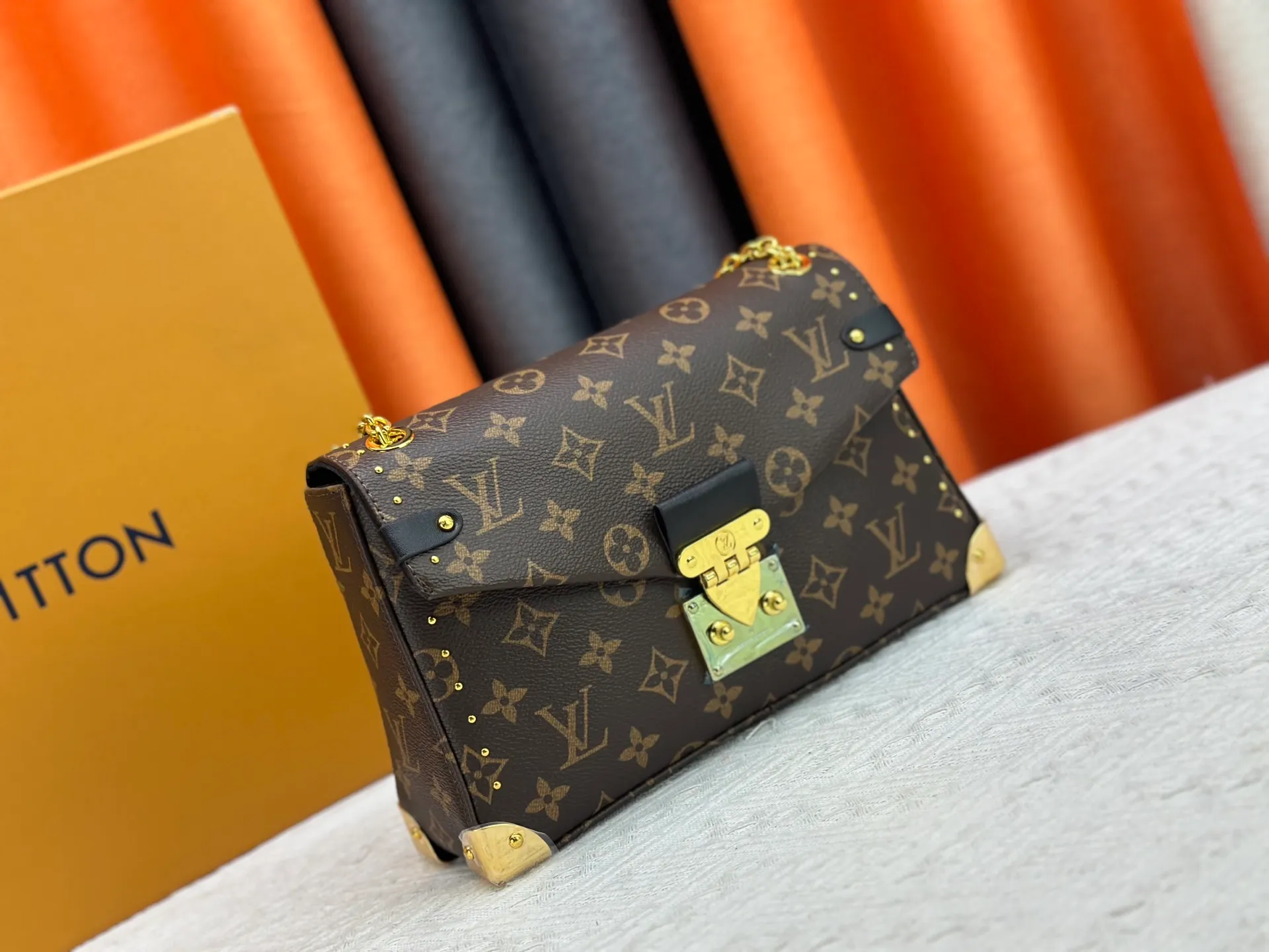 P280 upgrades the original M14526 Trunkie handbag with Monogram canvas and metal rivets, with metallic corners and iconic S-lock, highlighting the brand heritage with a retro luggage style. The internal space and zipper pockets make it easy to accommodate daily needs, and the sliding chain shoulder strap expands carrying options. Dimensions: 27.0 x 16.0 x 8.0 cm (length x height x width)
