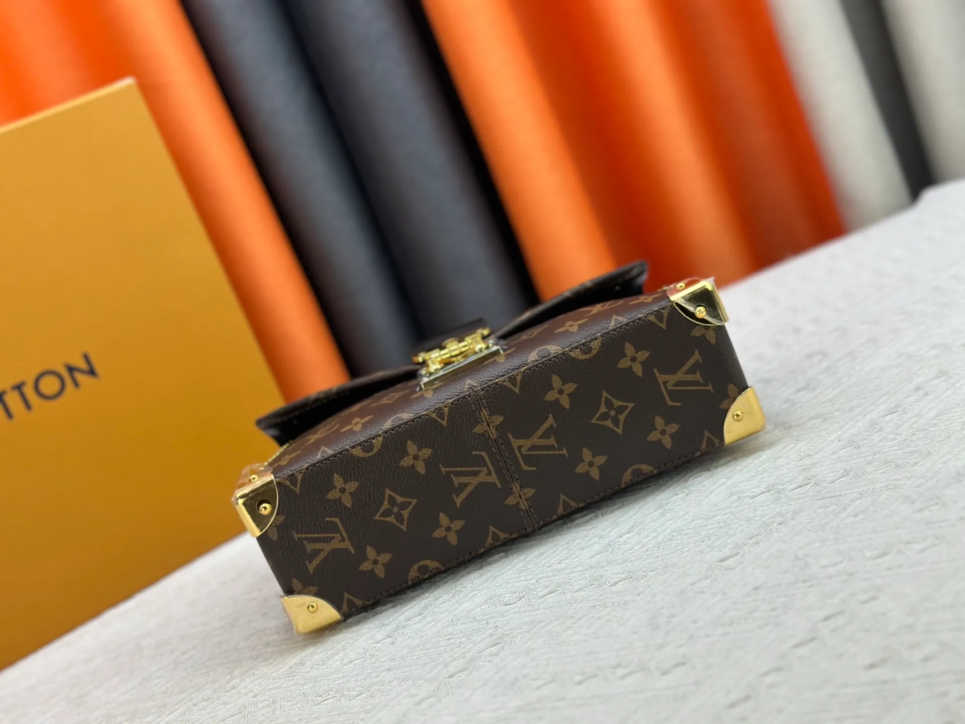 P280 upgrades the original M14526 Trunkie handbag with Monogram canvas and metal rivets, with metallic corners and iconic S-lock, highlighting the brand heritage with a retro luggage style. The internal space and zipper pockets make it easy to accommodate daily needs, and the sliding chain shoulder strap expands carrying options. Dimensions: 27.0 x 16.0 x 8.0 cm (length x height x width)