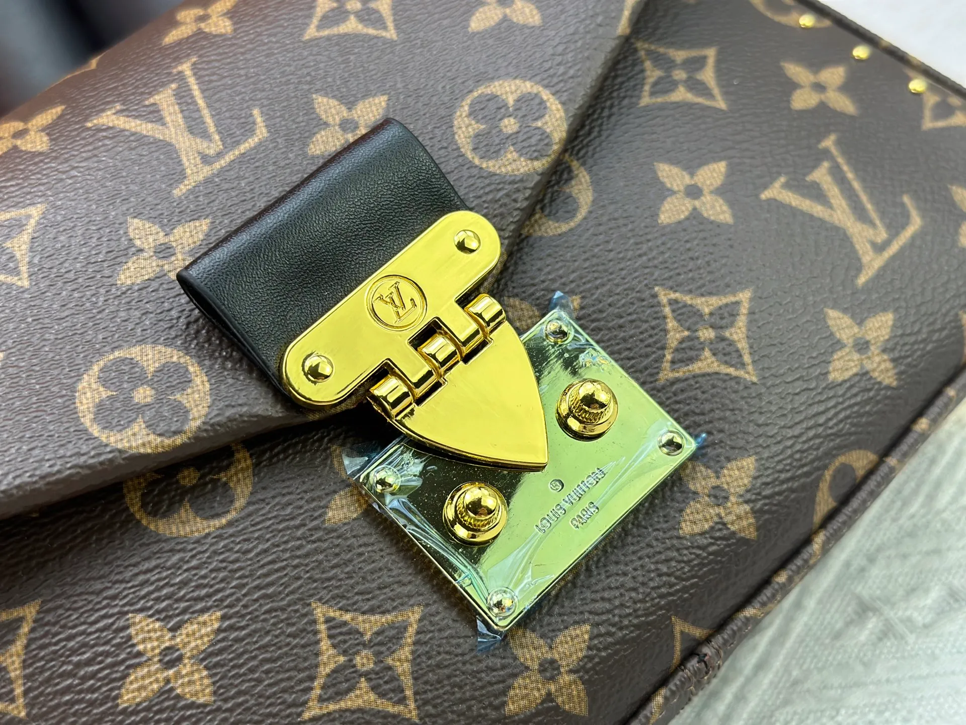 P280 upgrades the original M14526 Trunkie handbag with Monogram canvas and metal rivets, with metallic corners and iconic S-lock, highlighting the brand heritage with a retro luggage style. The internal space and zipper pockets make it easy to accommodate daily needs, and the sliding chain shoulder strap expands carrying options. Dimensions: 27.0 x 16.0 x 8.0 cm (length x height x width)