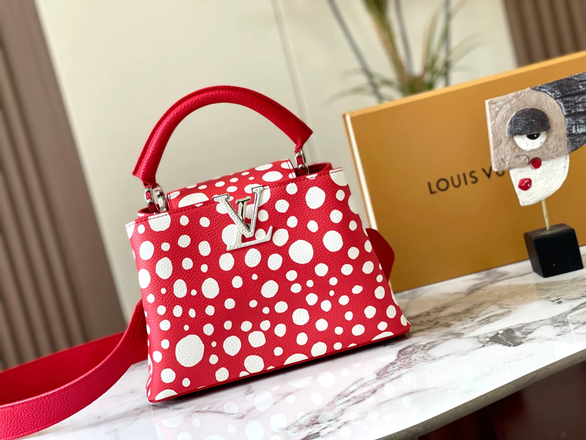 Upgraded version P440 M21663 This LV x YK Capucines small handbag comes from the Louis Vuitton x Yayoi Kusama collaboration series. The renowned Japanese artist has been obsessed with polka dots as a symbol of infinity since childhood, and finds a dazzling expression in supple Taurillon leather decorated with 3D hand-painted polka dot prints. Detailed features 27 x 18 x 9 cm (length x height x width)