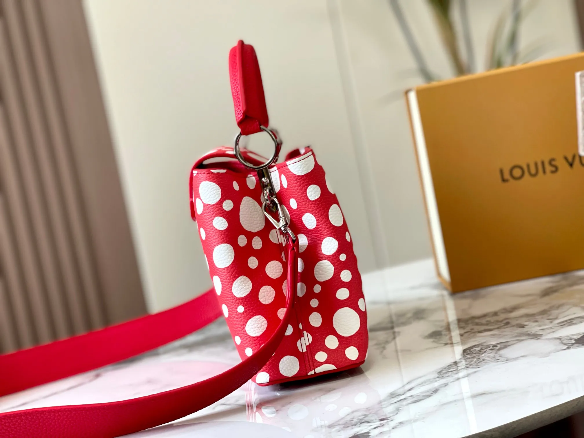 Upgraded version P440 M21663 This LV x YK Capucines small handbag comes from the Louis Vuitton x Yayoi Kusama collaboration series. The renowned Japanese artist has been obsessed with polka dots as a symbol of infinity since childhood, and finds a dazzling expression in supple Taurillon leather decorated with 3D hand-painted polka dot prints. Detailed features 27 x 18 x 9 cm (length x height x width)