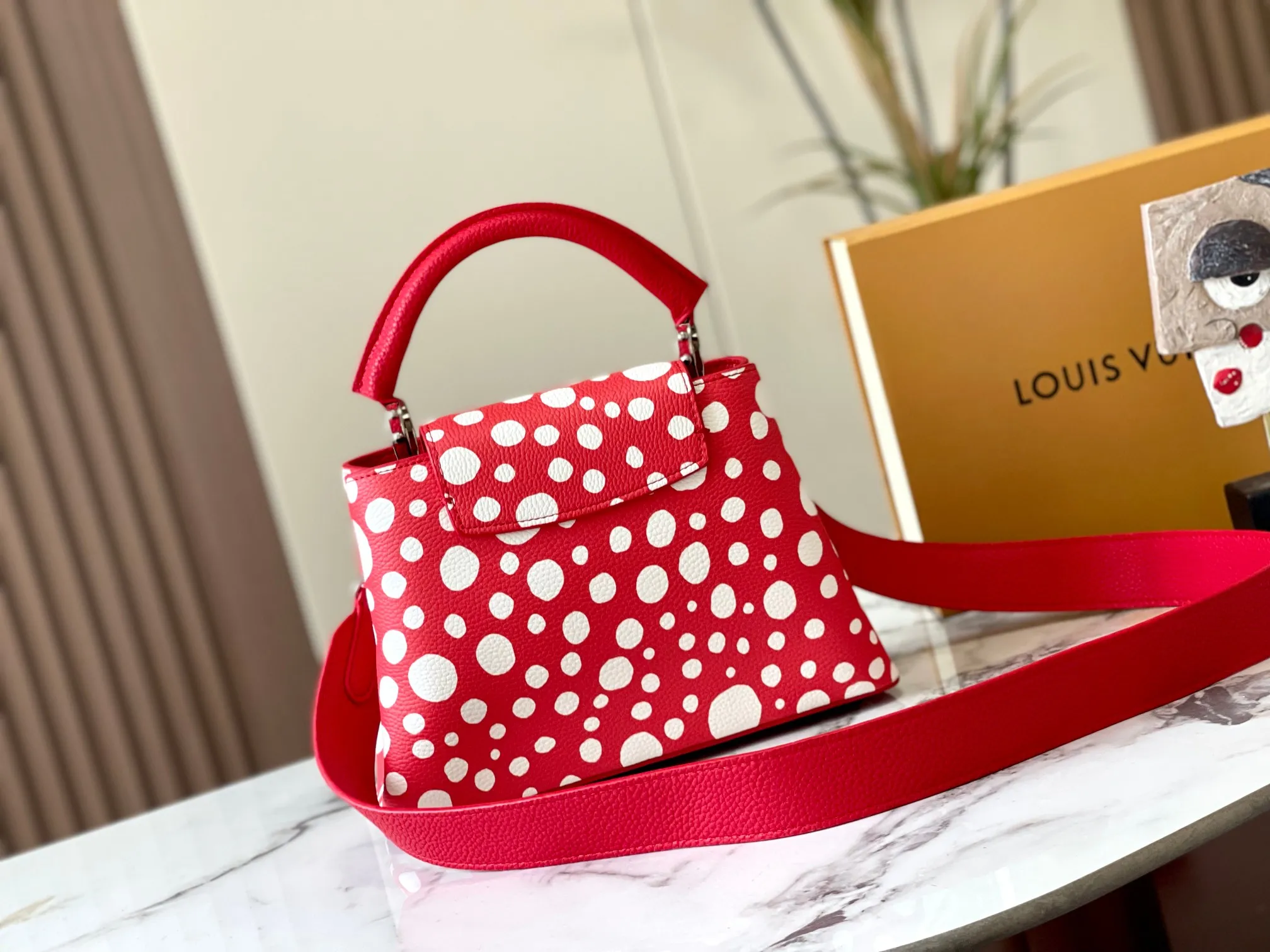 Upgraded version P440 M21663 This LV x YK Capucines small handbag comes from the Louis Vuitton x Yayoi Kusama collaboration series. The renowned Japanese artist has been obsessed with polka dots as a symbol of infinity since childhood, and finds a dazzling expression in supple Taurillon leather decorated with 3D hand-painted polka dot prints. Detailed features 27 x 18 x 9 cm (length x height x width)