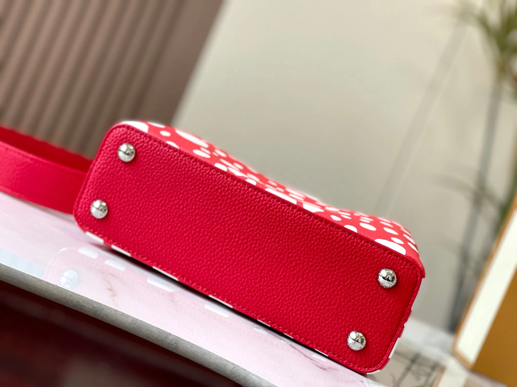 Upgraded version P440 M21663 This LV x YK Capucines small handbag comes from the Louis Vuitton x Yayoi Kusama collaboration series. The renowned Japanese artist has been obsessed with polka dots as a symbol of infinity since childhood, and finds a dazzling expression in supple Taurillon leather decorated with 3D hand-painted polka dot prints. Detailed features 27 x 18 x 9 cm (length x height x width)