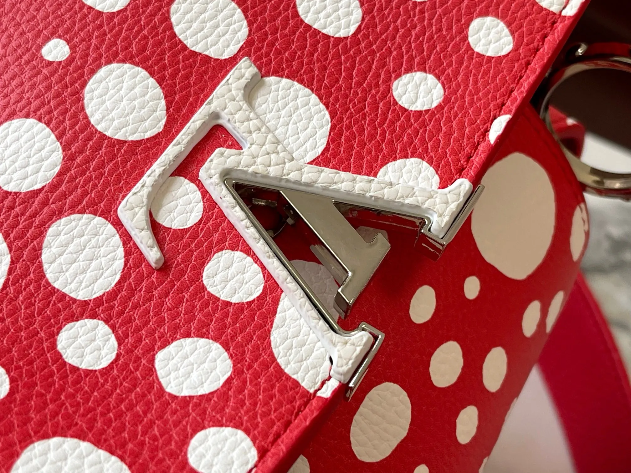 Upgraded version P440 M21663 This LV x YK Capucines small handbag comes from the Louis Vuitton x Yayoi Kusama collaboration series. The renowned Japanese artist has been obsessed with polka dots as a symbol of infinity since childhood, and finds a dazzling expression in supple Taurillon leather decorated with 3D hand-painted polka dot prints. Detailed features 27 x 18 x 9 cm (length x height x width)