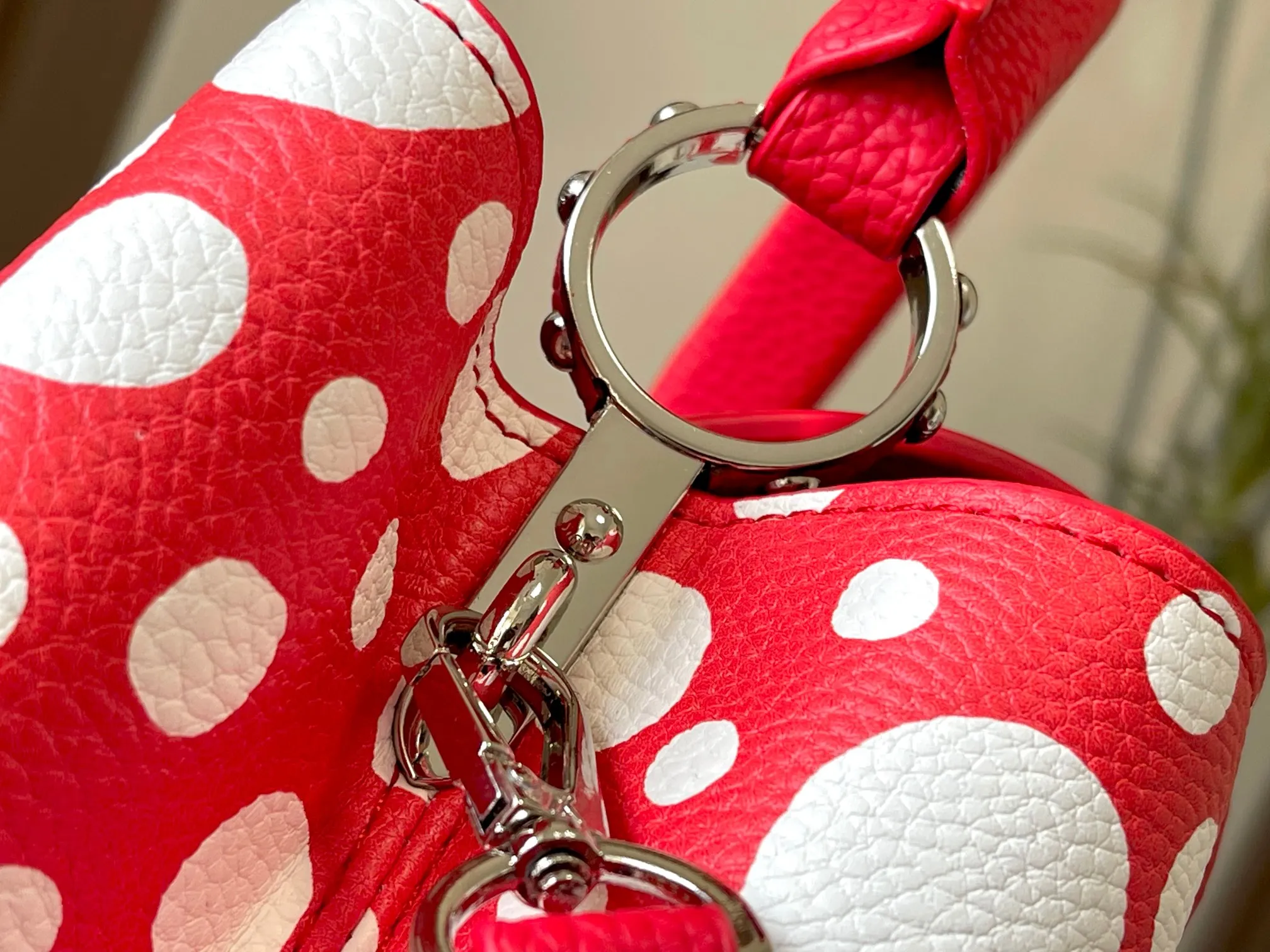 Upgraded version P440 M21663 This LV x YK Capucines small handbag comes from the Louis Vuitton x Yayoi Kusama collaboration series. The renowned Japanese artist has been obsessed with polka dots as a symbol of infinity since childhood, and finds a dazzling expression in supple Taurillon leather decorated with 3D hand-painted polka dot prints. Detailed features 27 x 18 x 9 cm (length x height x width)