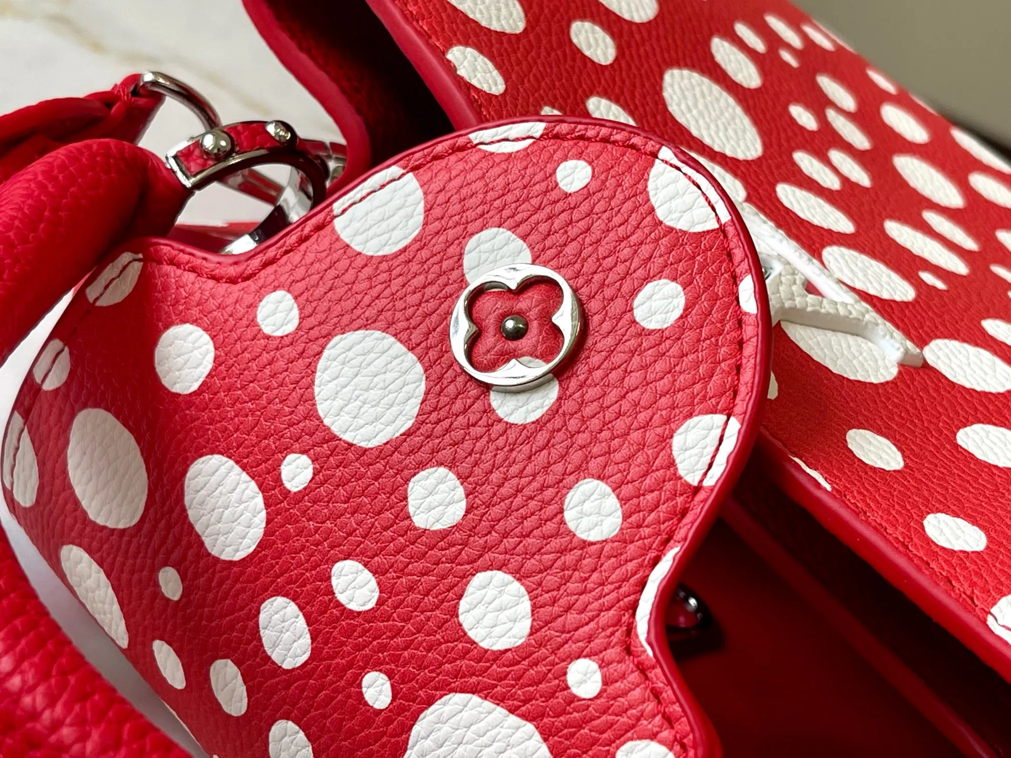 Upgraded version P440 M21663 This LV x YK Capucines small handbag comes from the Louis Vuitton x Yayoi Kusama collaboration series. The renowned Japanese artist has been obsessed with polka dots as a symbol of infinity since childhood, and finds a dazzling expression in supple Taurillon leather decorated with 3D hand-painted polka dot prints. Detailed features 27 x 18 x 9 cm (length x height x width)