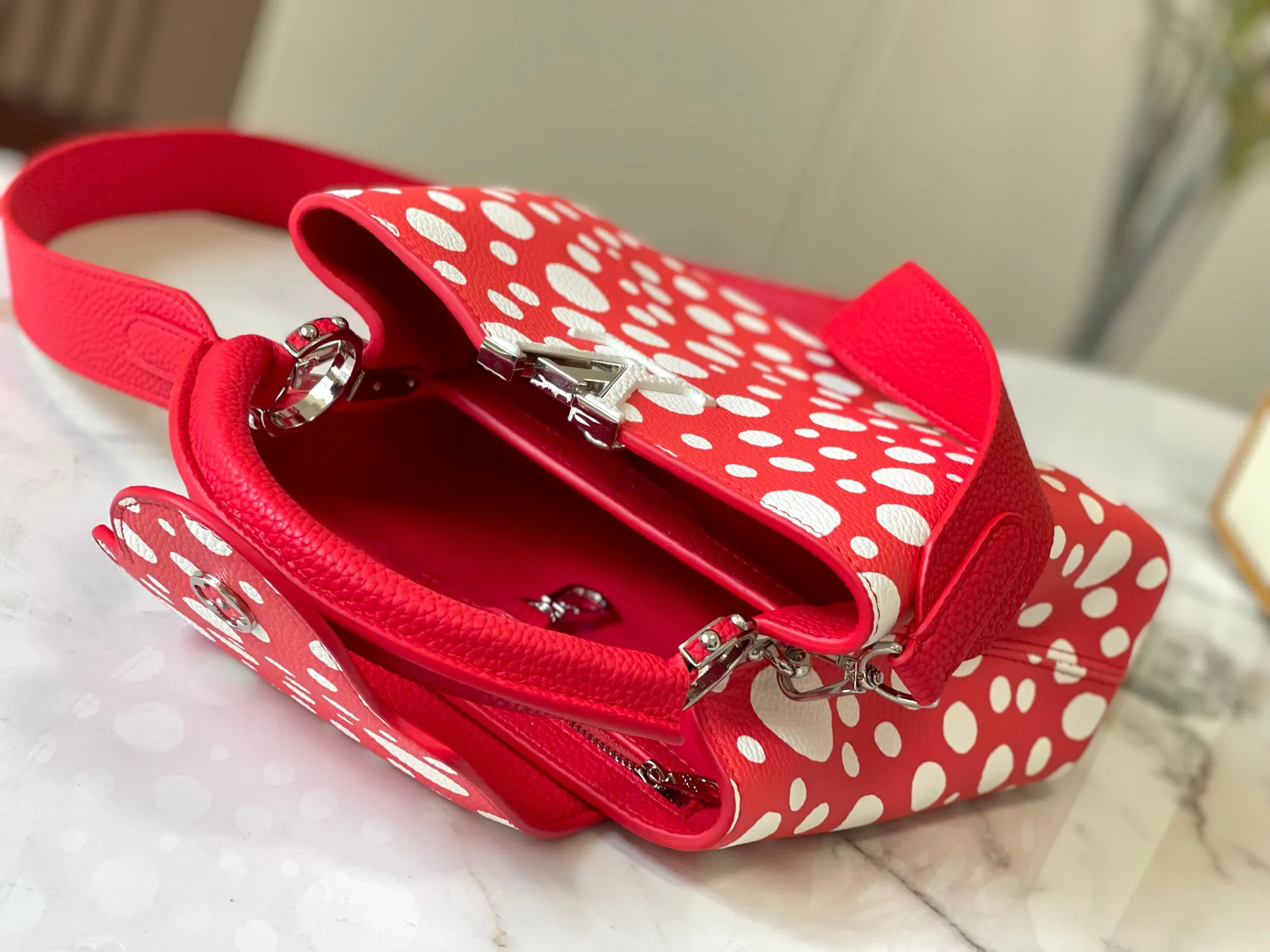 Upgraded version P440 M21663 This LV x YK Capucines small handbag comes from the Louis Vuitton x Yayoi Kusama collaboration series. The renowned Japanese artist has been obsessed with polka dots as a symbol of infinity since childhood, and finds a dazzling expression in supple Taurillon leather decorated with 3D hand-painted polka dot prints. Detailed features 27 x 18 x 9 cm (length x height x width)