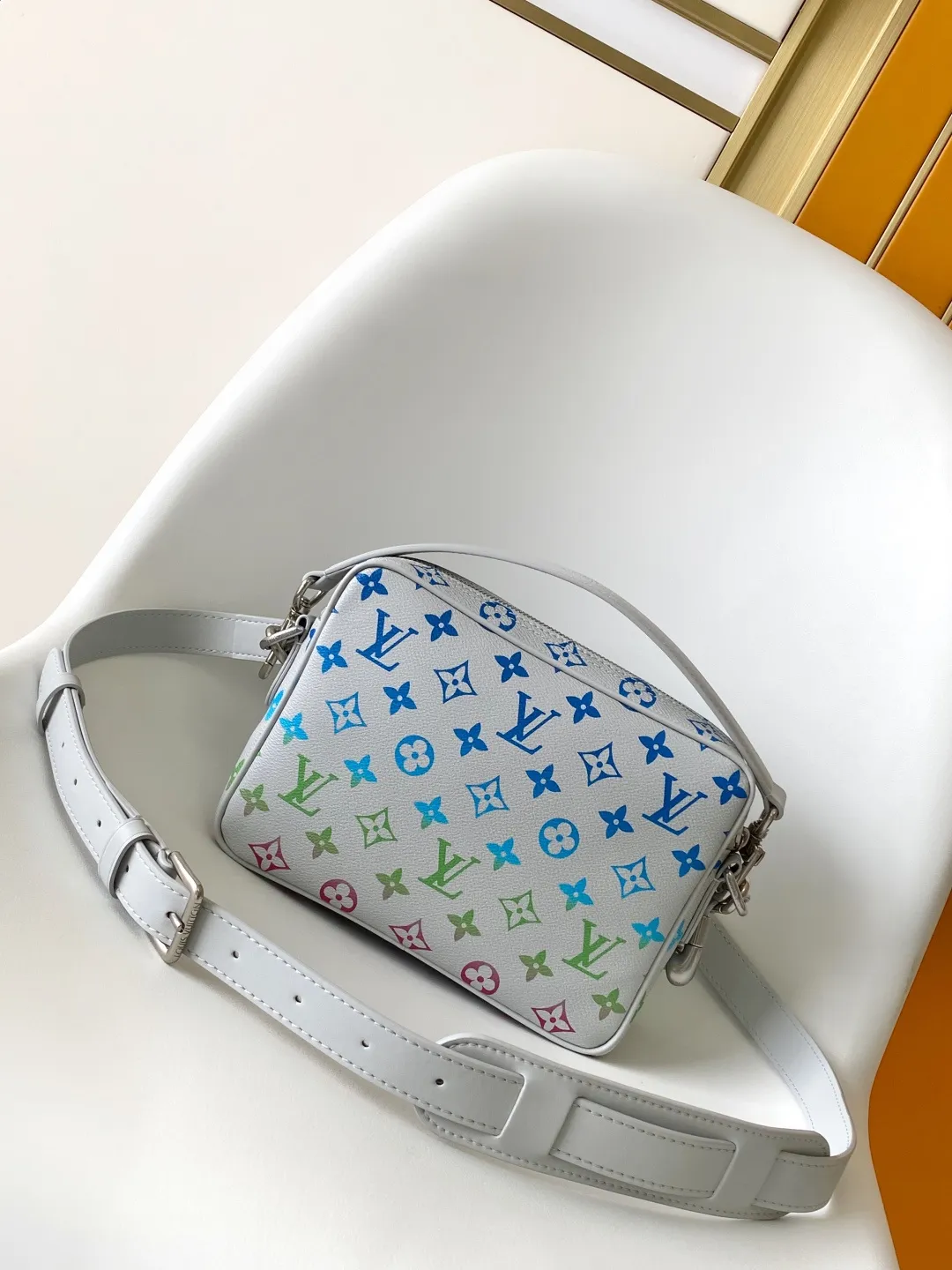 💰1180 Top original order M13897 Top original order Dynamic code change Nil handbag is fashionable and compact. It belongs to the Monogram Archive series. The body is made of Monogram coated canvas and decorated with cow leather trim. Combining vintage details with modern elegance, the bag features reinforced corners and Pharrell Williams' new pearl zippers. The detachable handle and strap are flexible and portable. 25.0 x 17.5 x 11.0 cm (L x H x W) • Monogram coated canvas • Distressed cowhide leather trim • Textile lining • Distressed hardware • Zip closure • Zip front pocket • Main compartment • Interior patch pocket • Shoulder strap: removable, adjustable • Strap half length: 49.0 cm • Strap half length adjustable to: 59.0 cm • Handle: single handle, removable